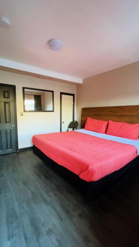 Crestwood Motel