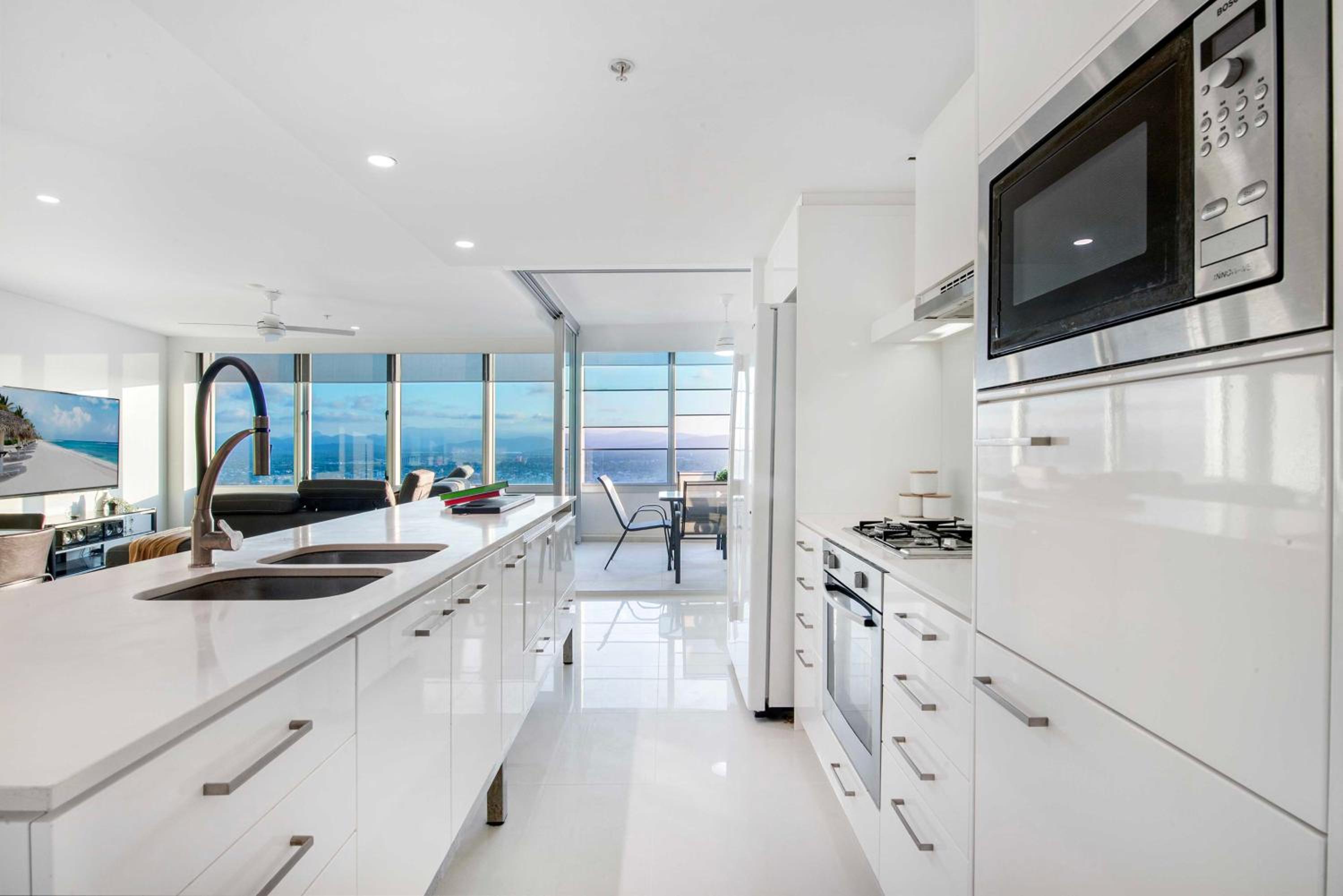 Hinterland Views! - Q Tower Apartments - From Level 3 - Self Contained & Privately Managed - Wow Stay