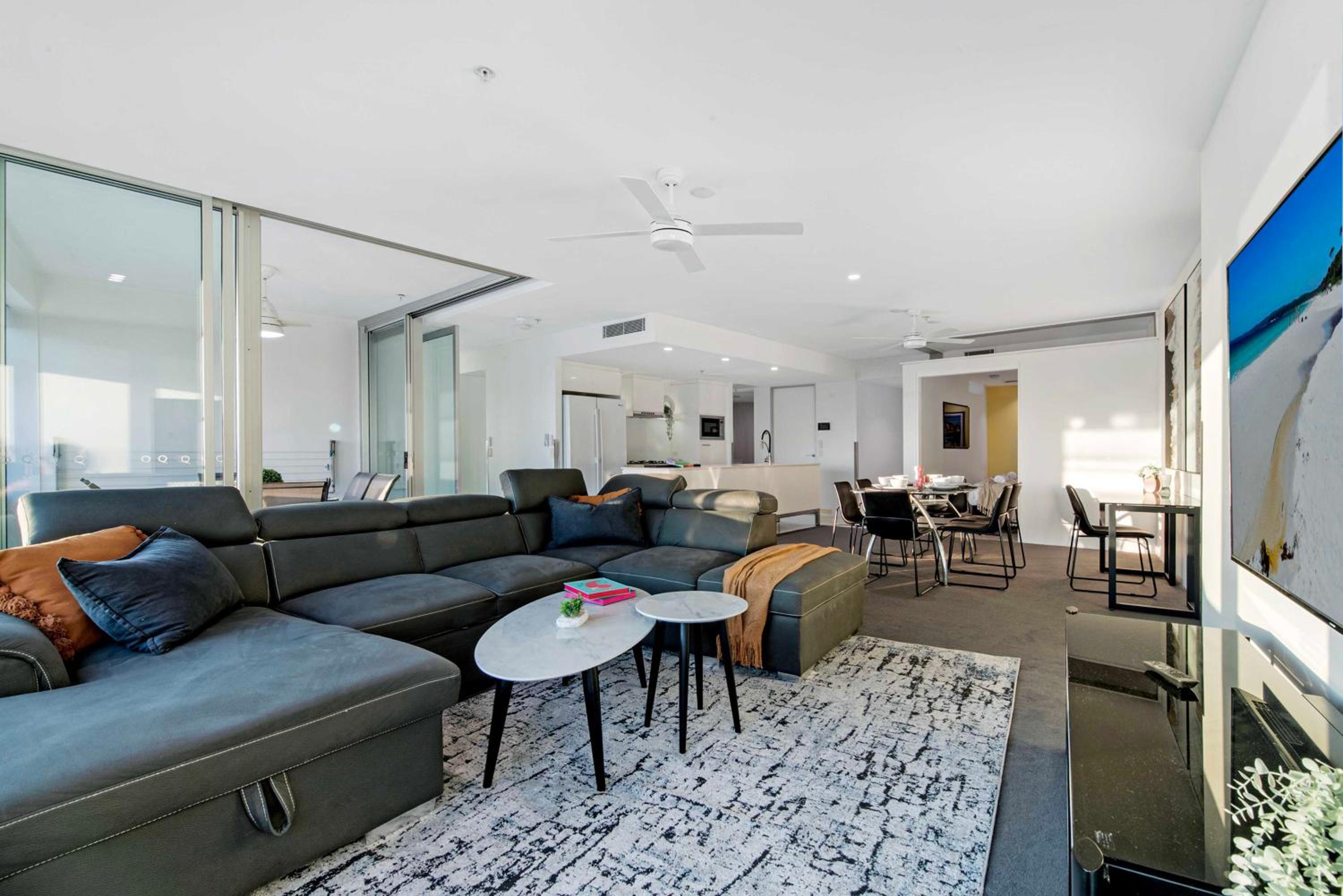 Hinterland Views! - Q Tower Apartments - From Level 3 - Self Contained & Privately Managed - Wow Stay