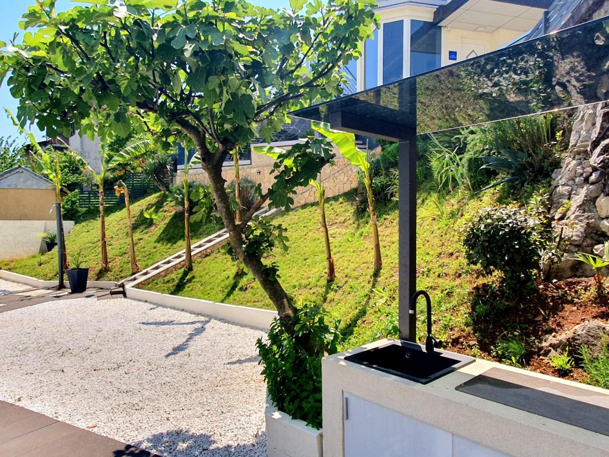 Pool and Jacuzzi Luxury Apartments view 5