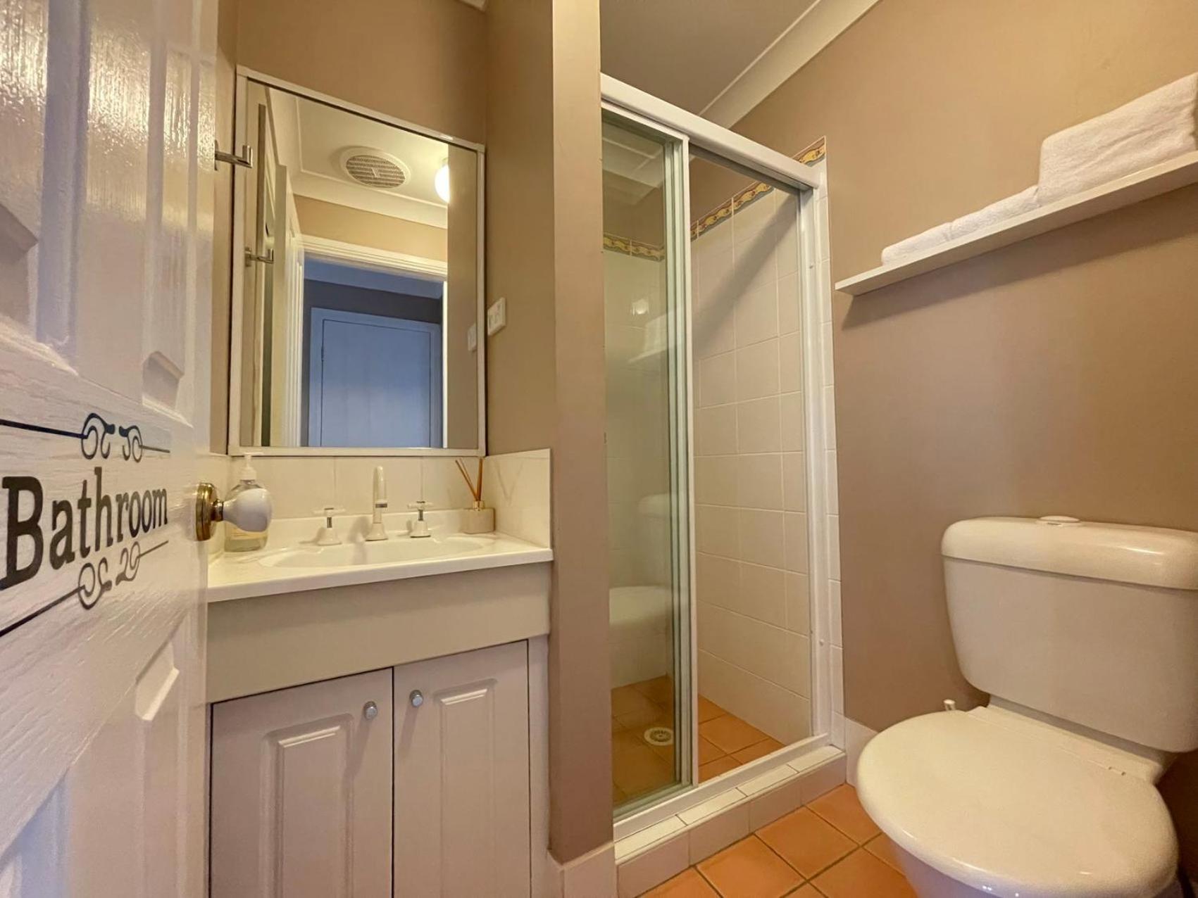 Blue Haven Retreat - Glenmore Park Pool Home
