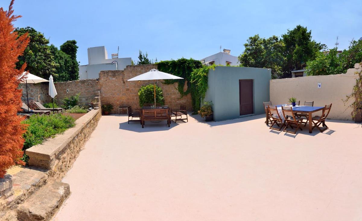 Villa Leon - Private courtyard serenity photo 4