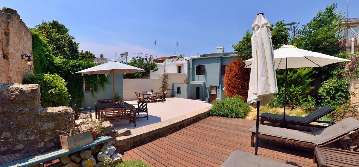 Villa Leon - Private courtyard serenity photo 1