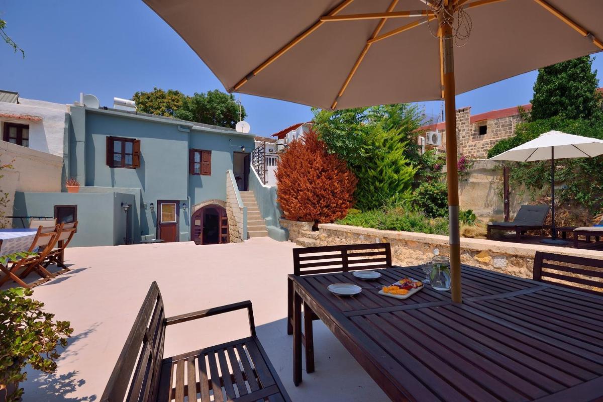 Villa Leon - Private courtyard serenity photo 3