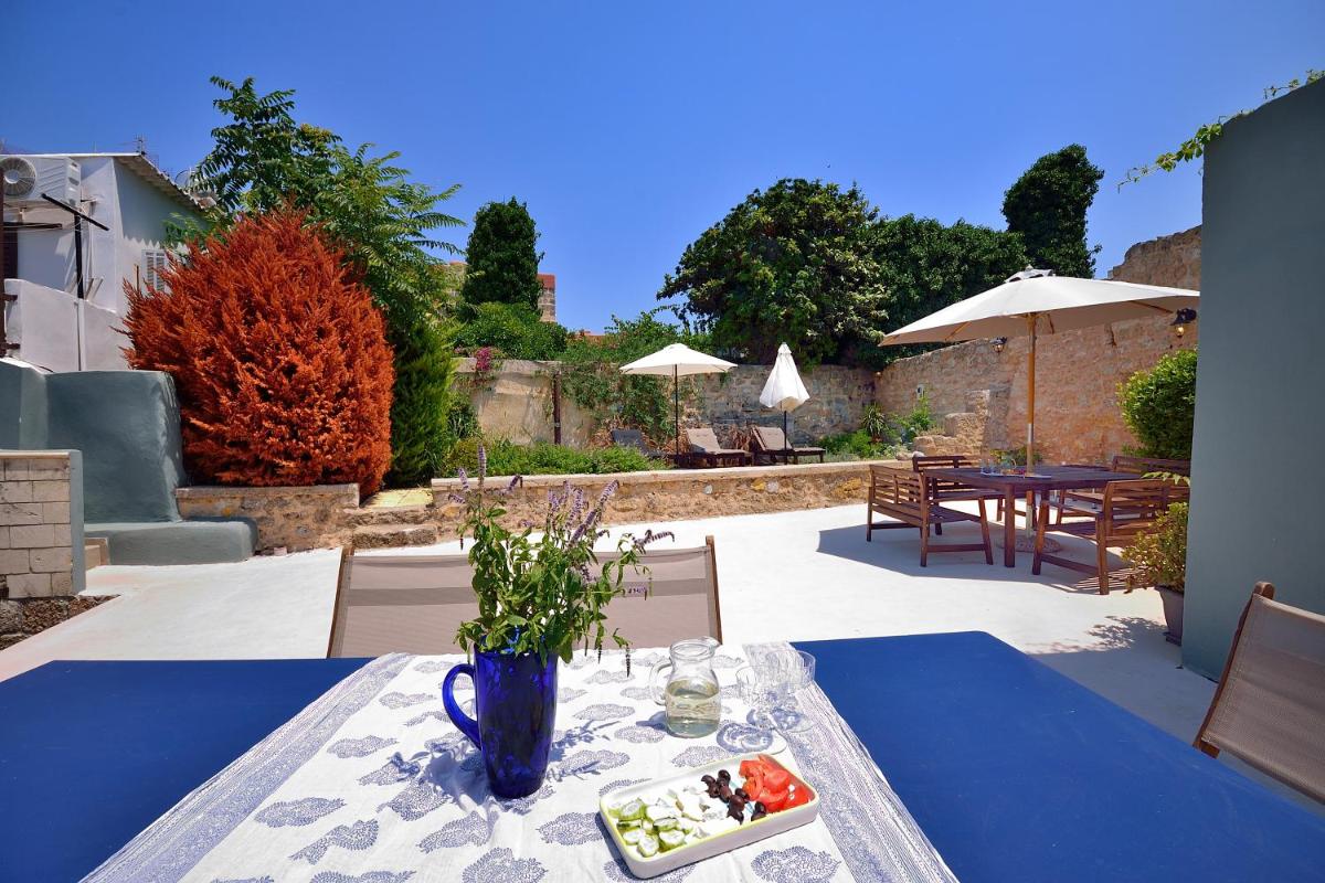 Villa Leon - Private courtyard serenity photo 2