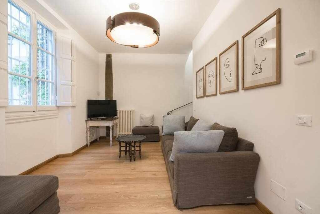 VIVALDI Elegant Apartment In Piazza santa Croce photo 2
