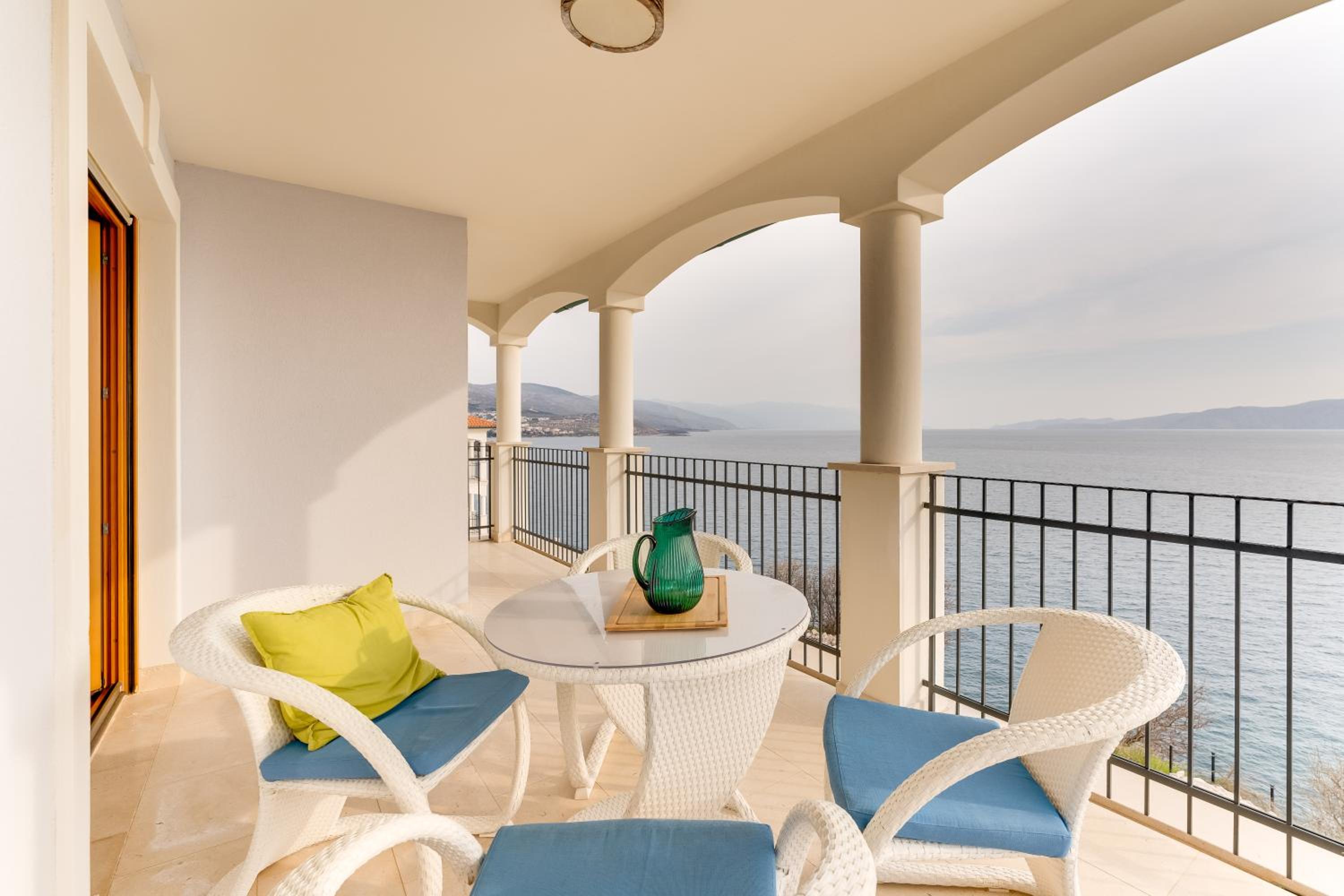 Großzügiges Appartement direkt am Meer mit eigenem Pool - Povile Suites