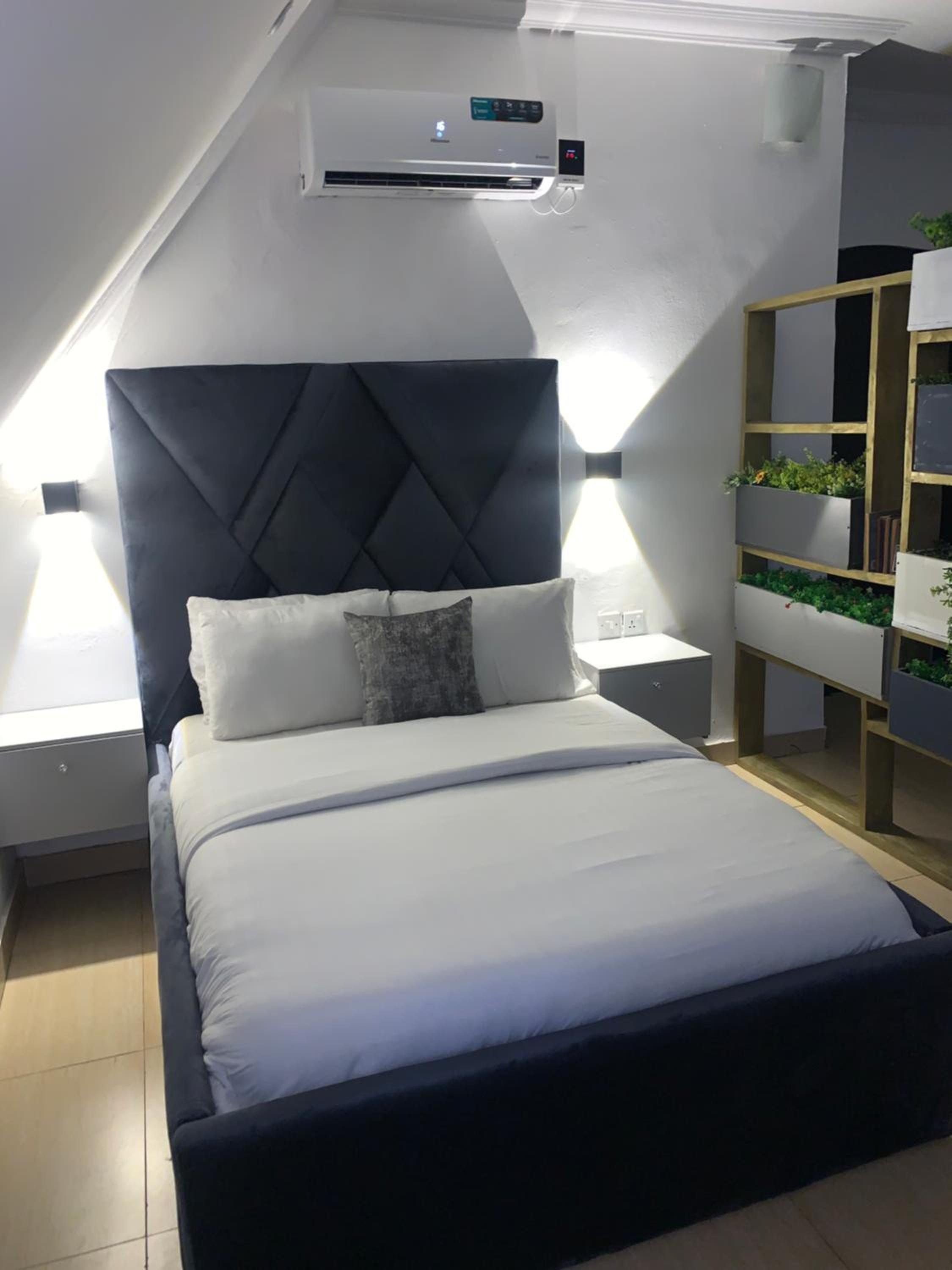 Loft Studio Unit in Lekki phase 1 - 2 ACs, Kitchen, Closet & Ironing room, Netflix, WI-FI, Bath tub 1 view 5