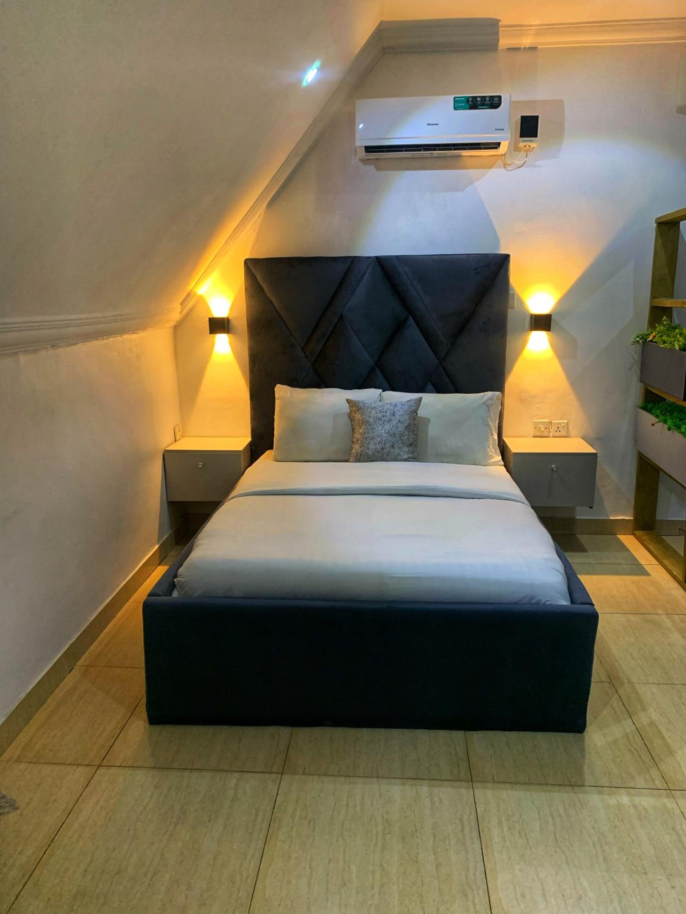 Loft Studio Unit in Lekki phase 1 - 2 ACs, Kitchen, Closet & Ironing room, Netflix, WI-FI, Bath tub 1 view 4