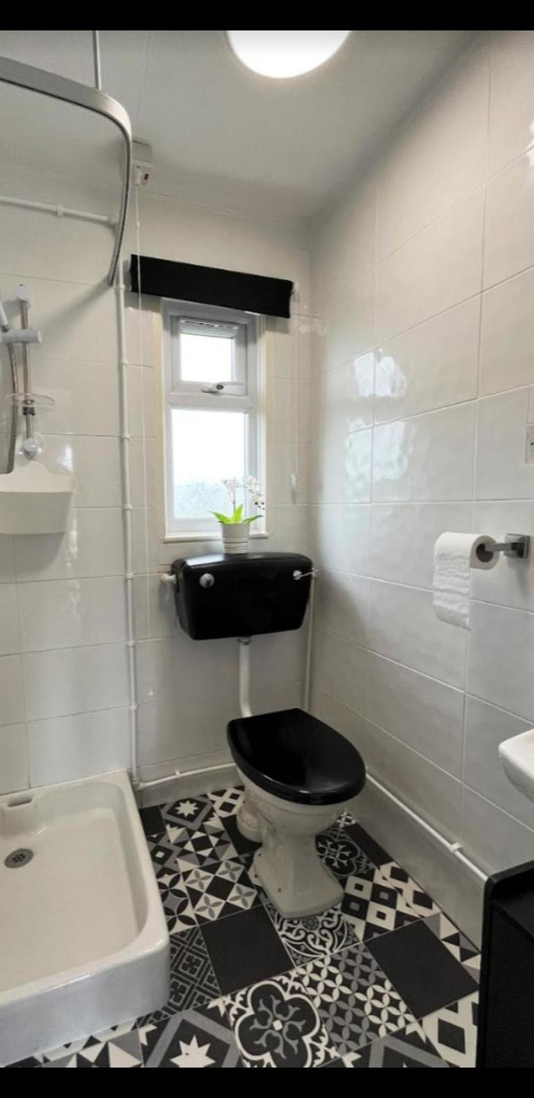 2 Bed Chalet Sleeps 4- Parking Garden Near Beach view 2