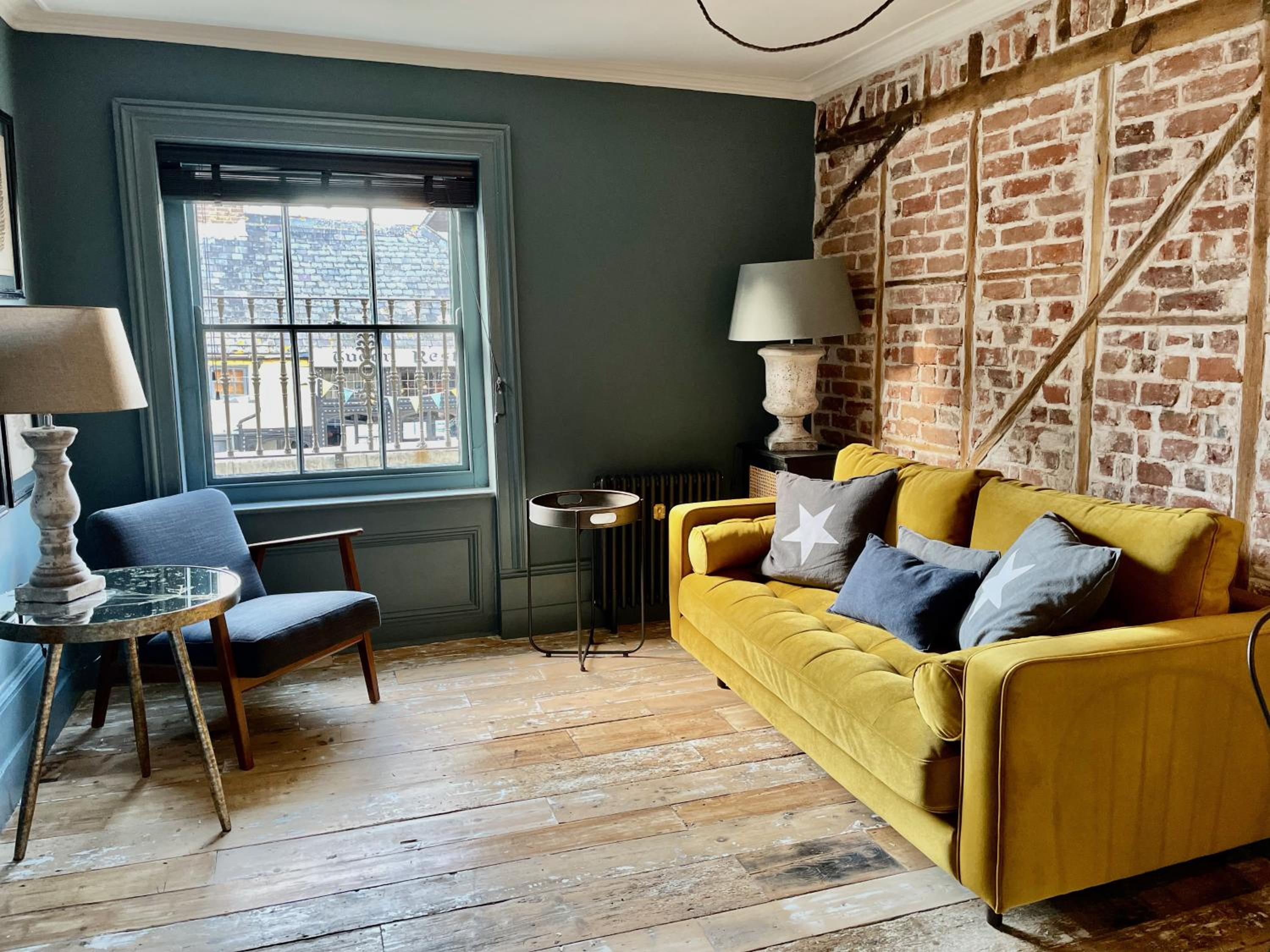 Fabulous apartment seconds from beach by Whitstable-Holidays, Pudding Pan
