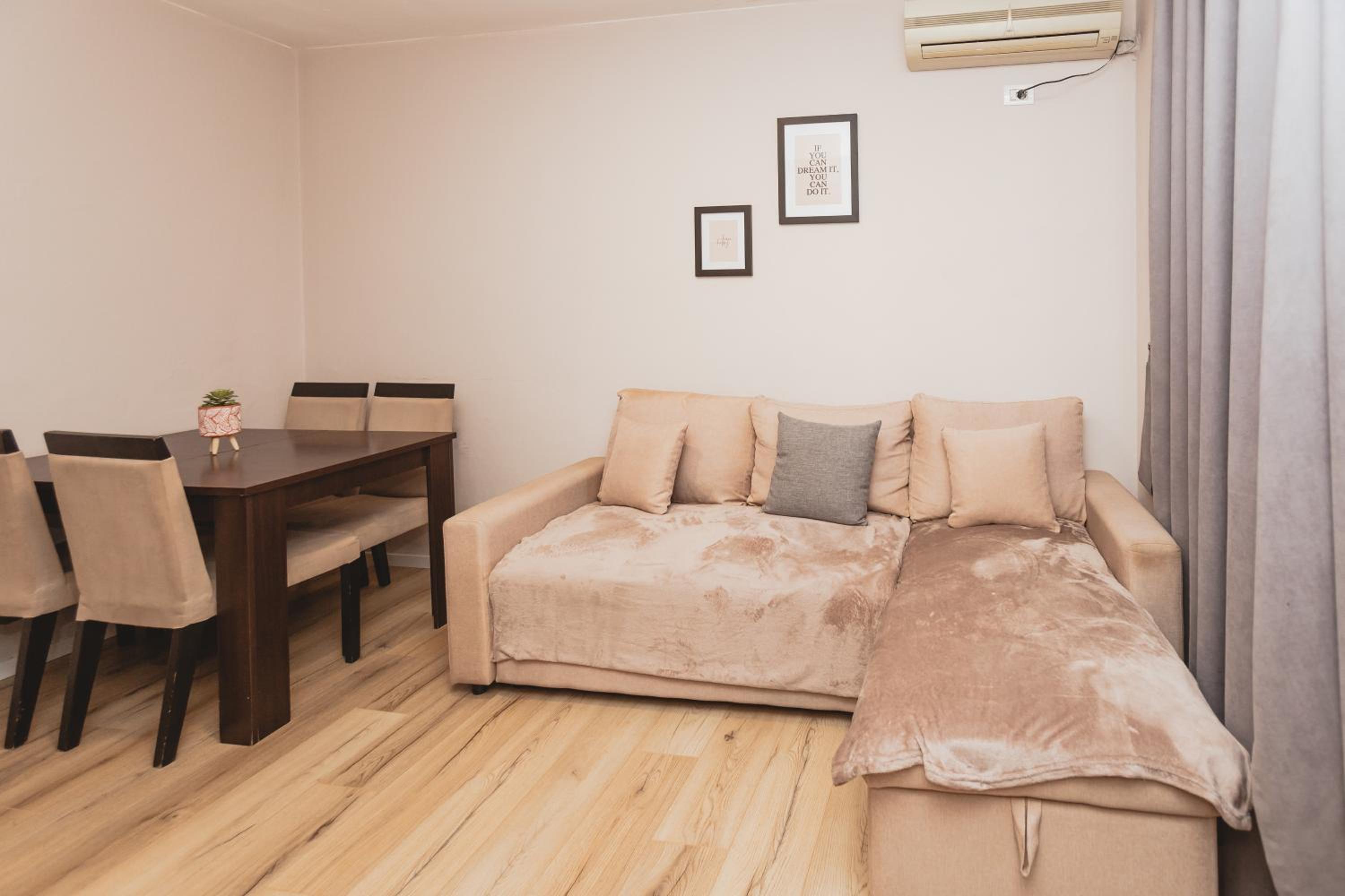 Central Apartment - Steps form New Bazaar