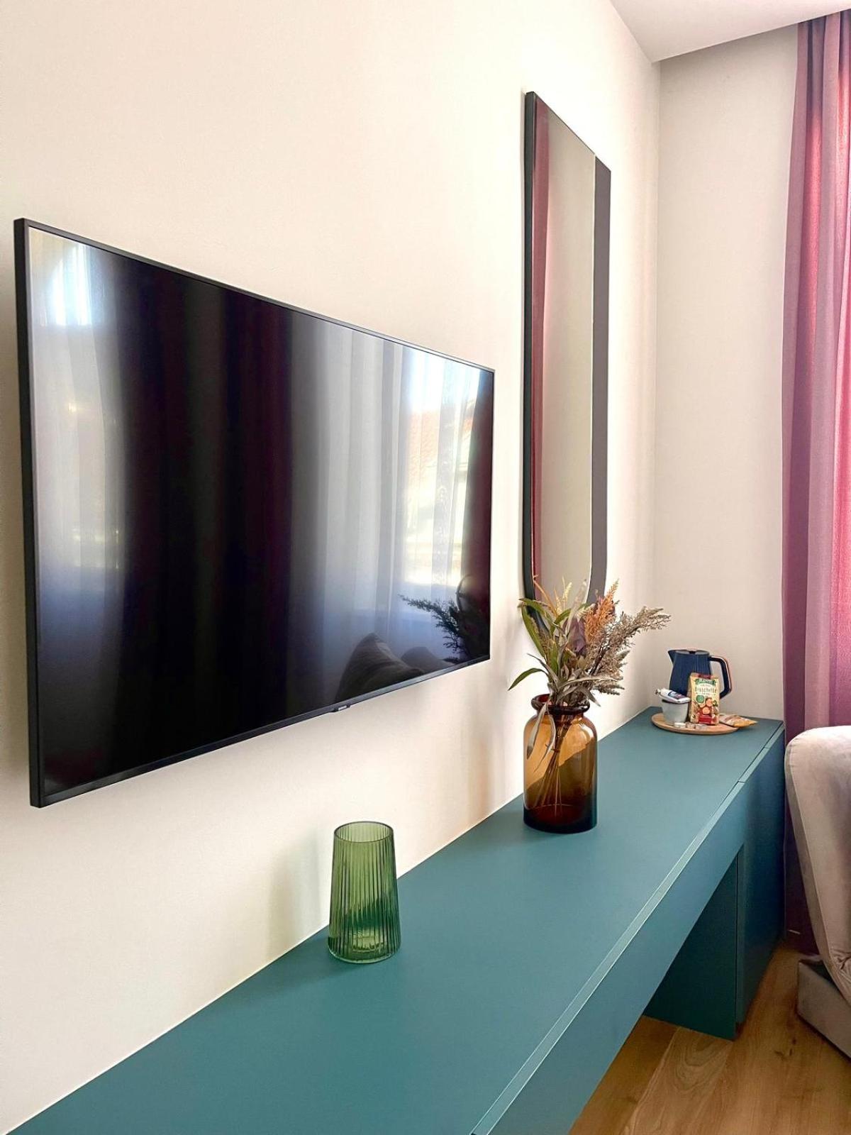 Lux City Apartments & Rooms view 3