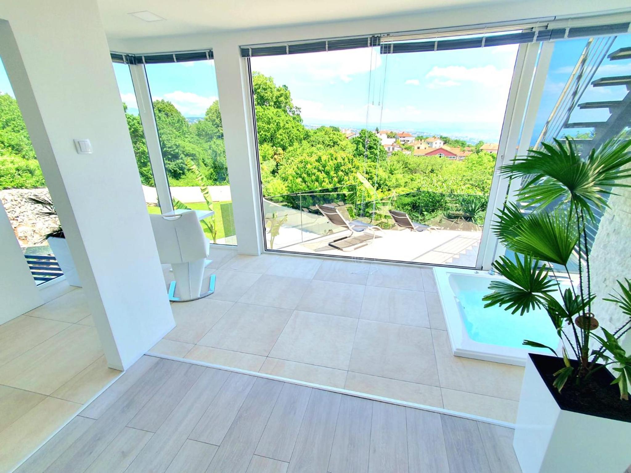 Penthouse Jacuzzi & Pool Luxury Apartments
