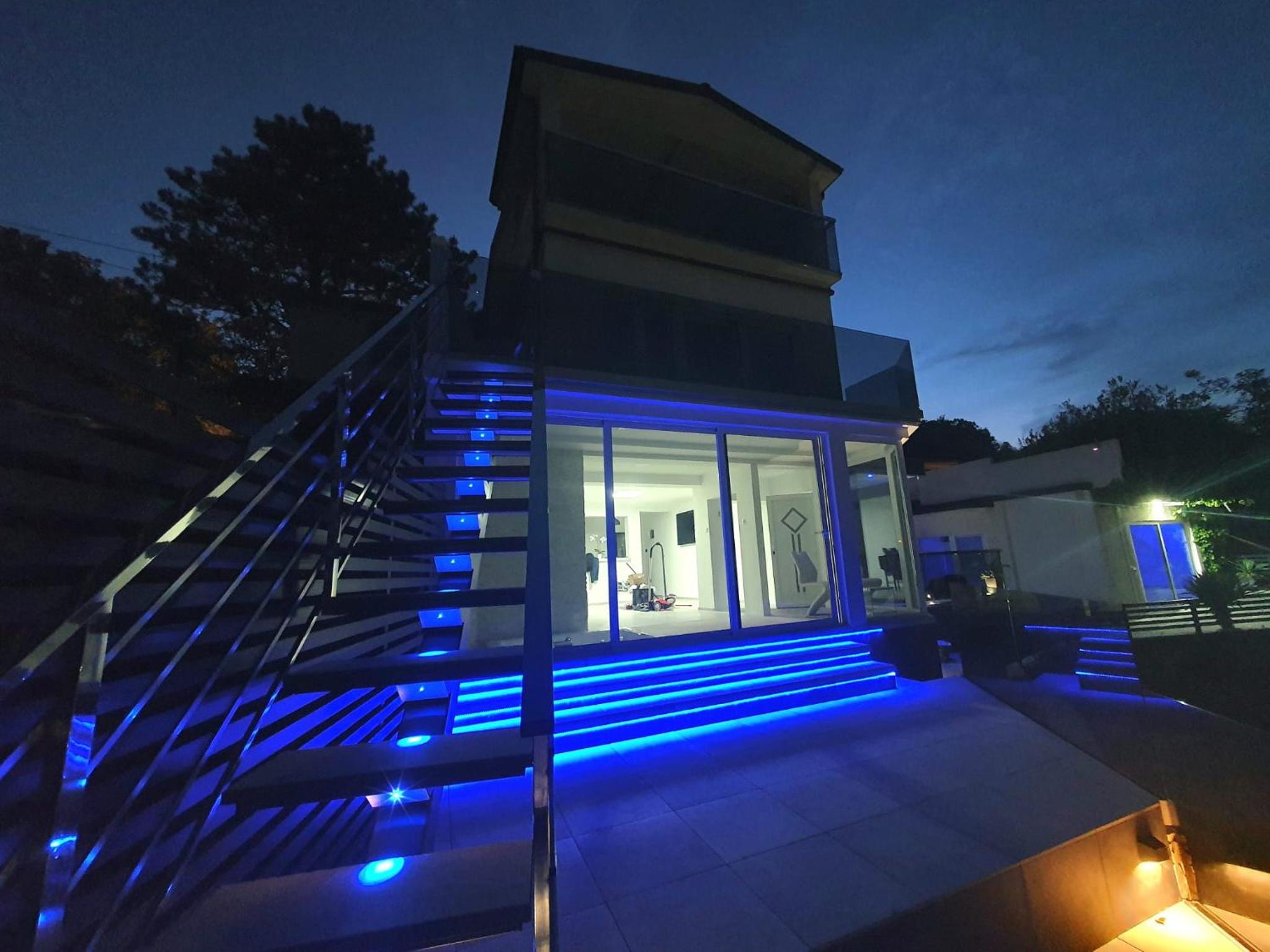 Hotel Penthouse Jacuzzi & Pool Apartmants - Image 1