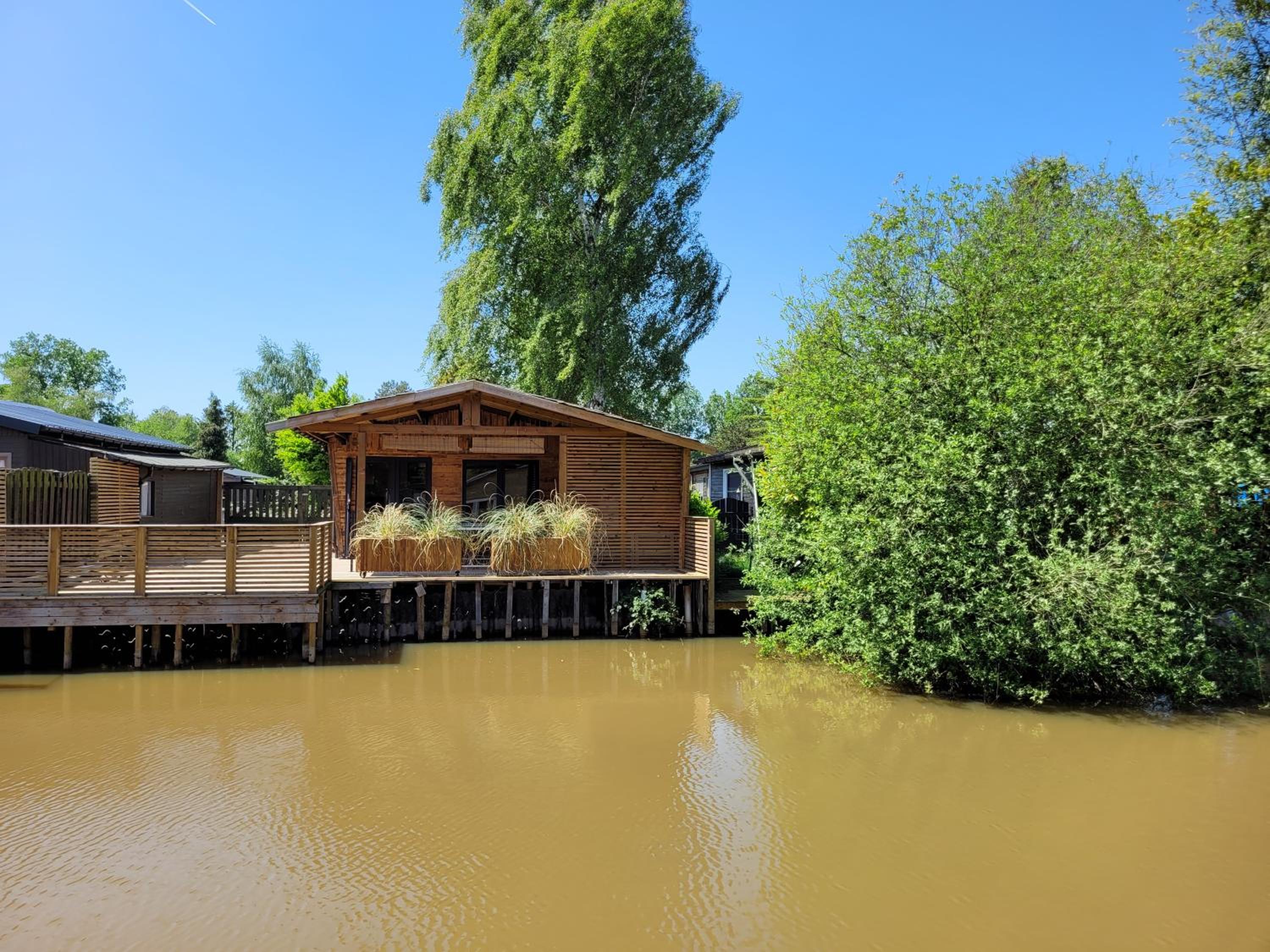 Rustig gelegen chalet Solvo met terras aan het water