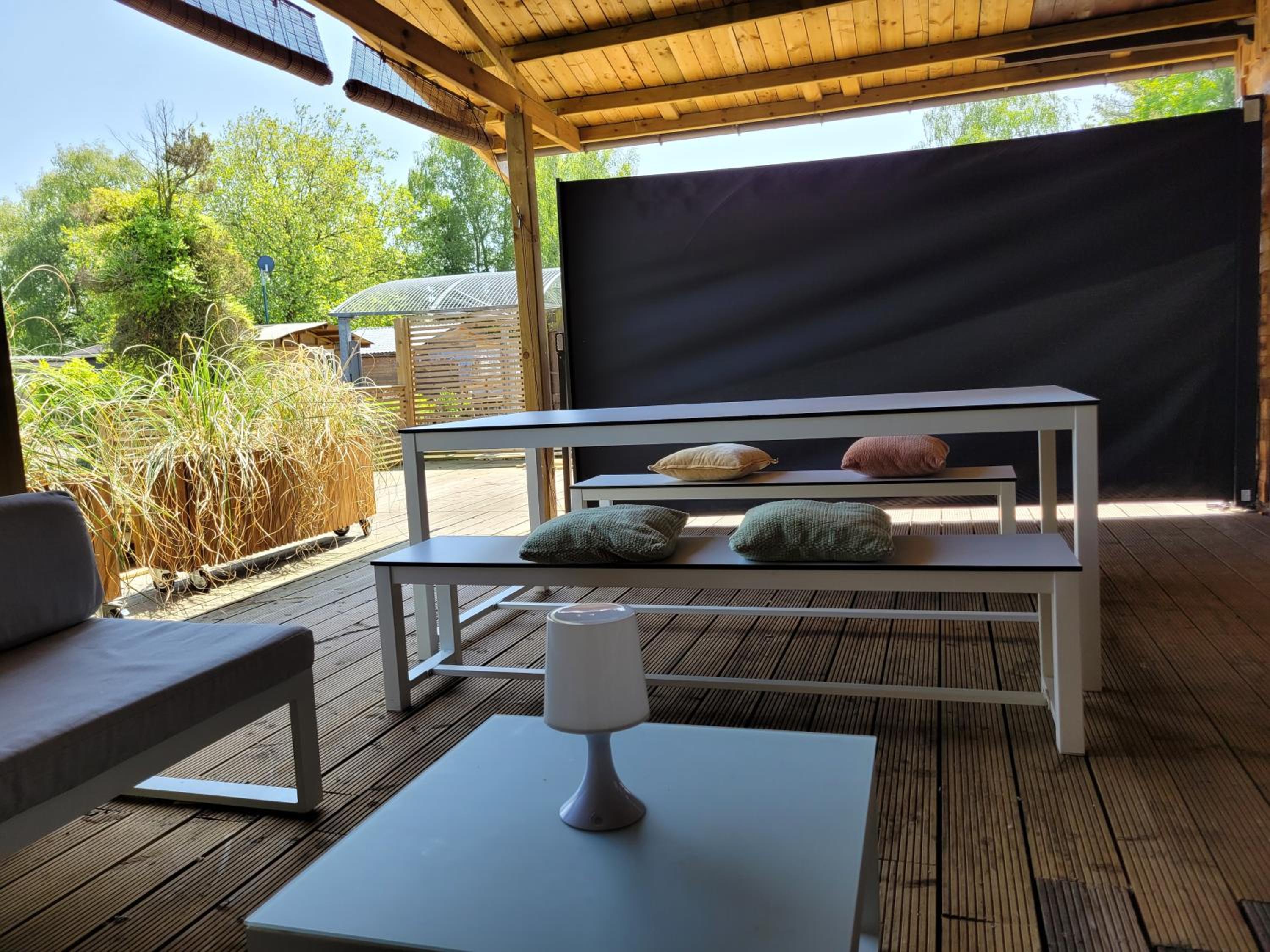 Rustig gelegen chalet Solvo met terras aan het water