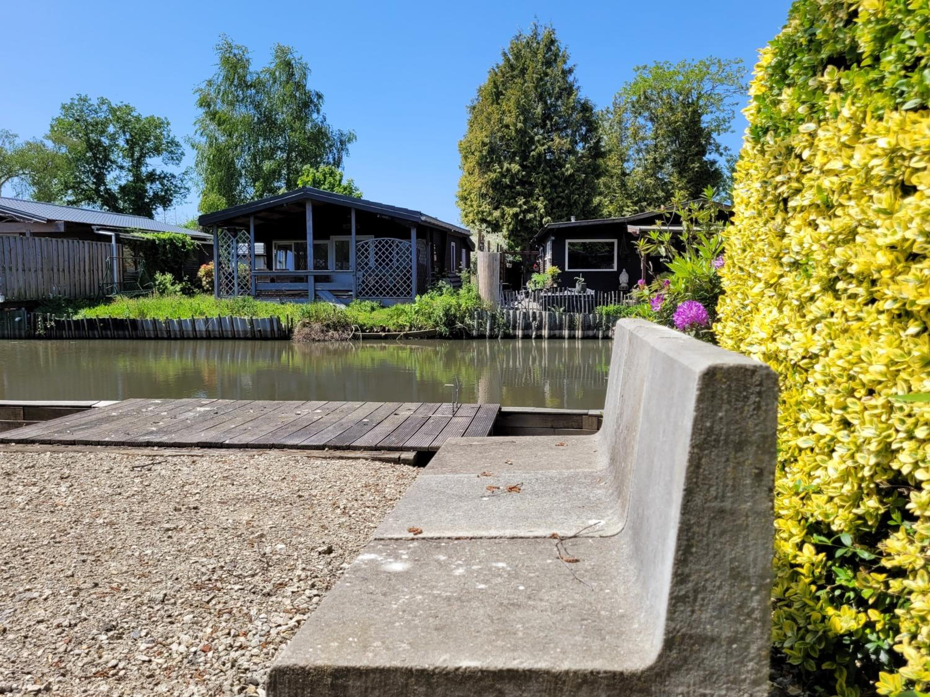 Rustig gelegen chalet Solvo met terras aan het water