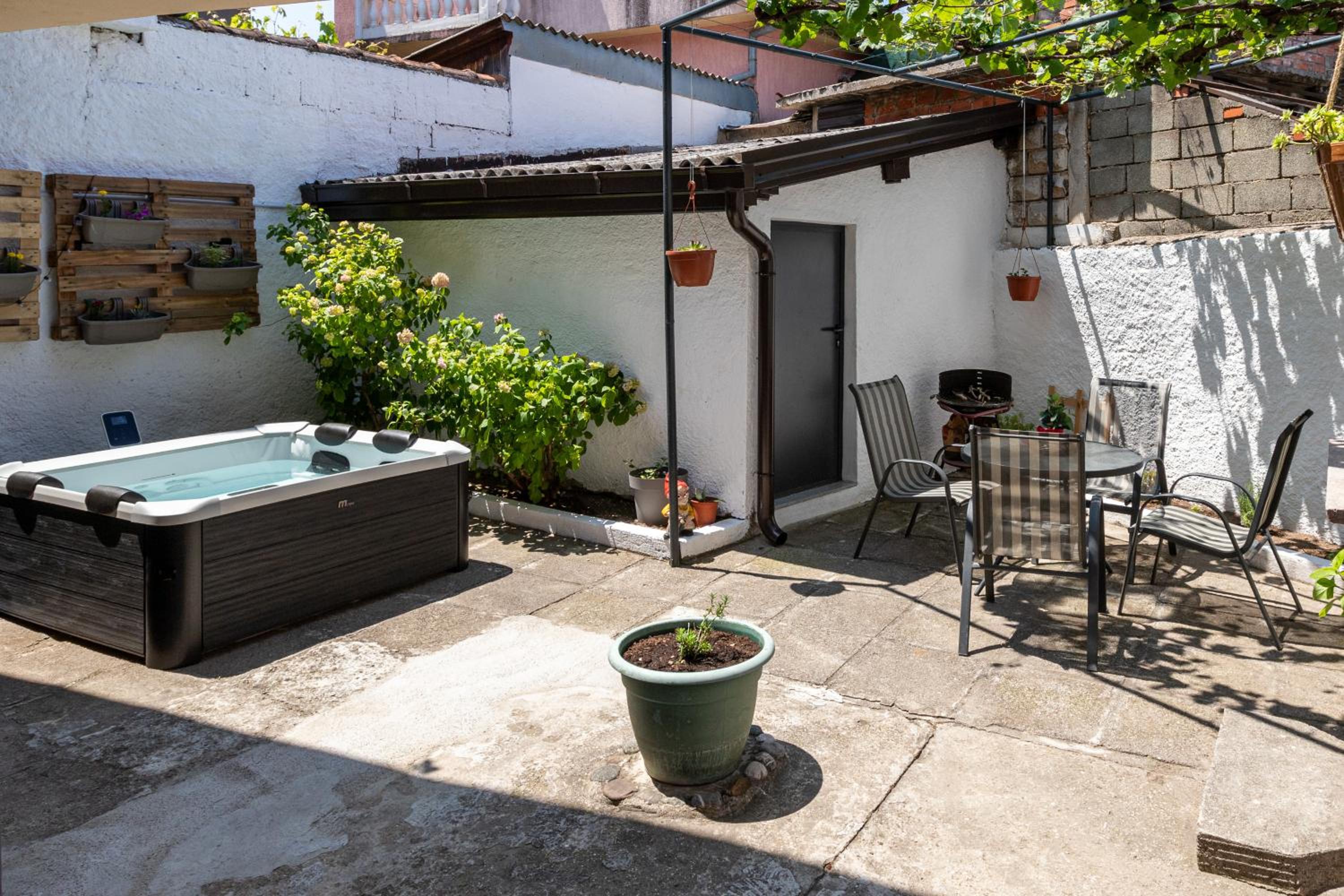 Self Check-in Apartment with Jacuzzi Mostar
