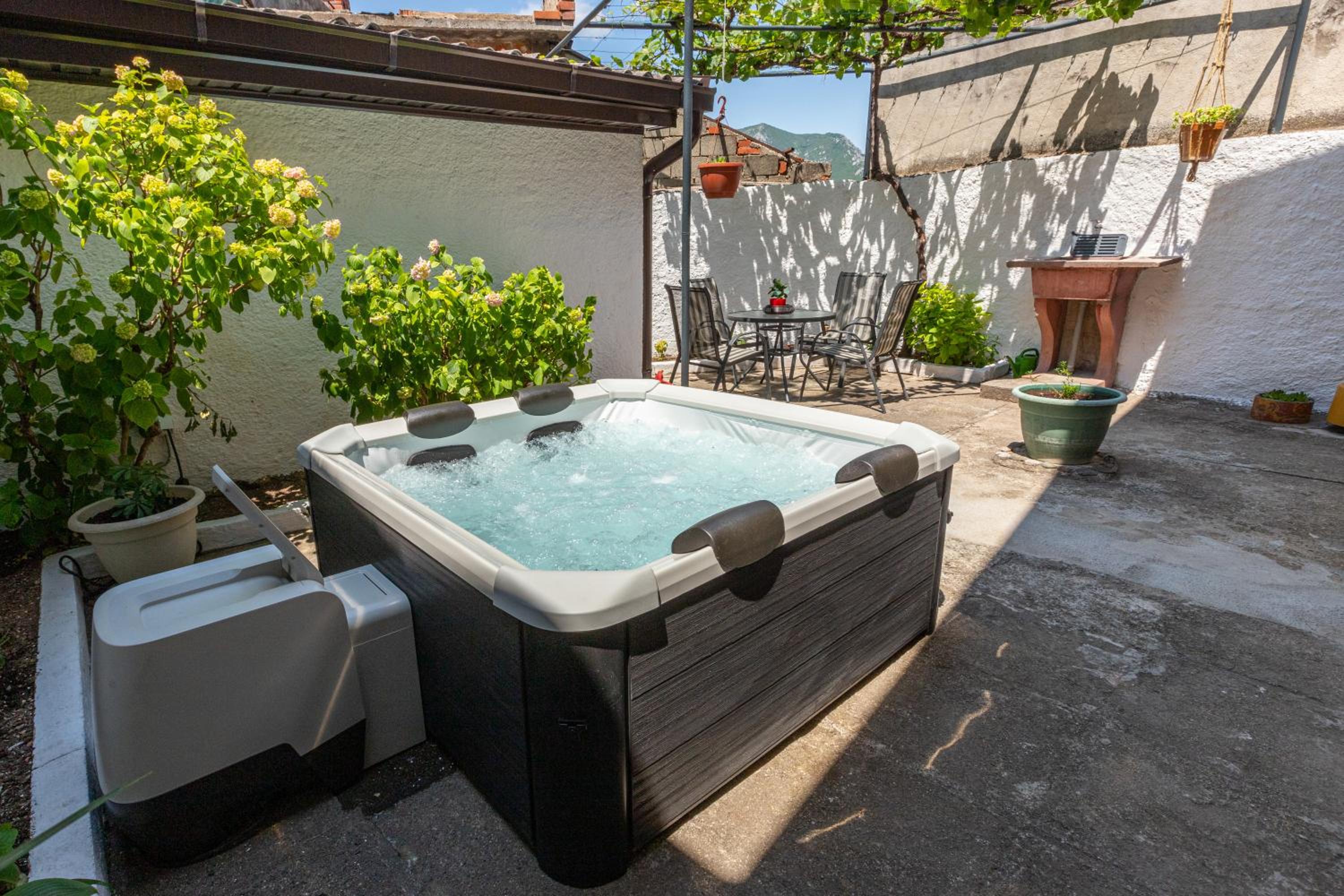 Self Check-in Apartment with Jacuzzi Mostar