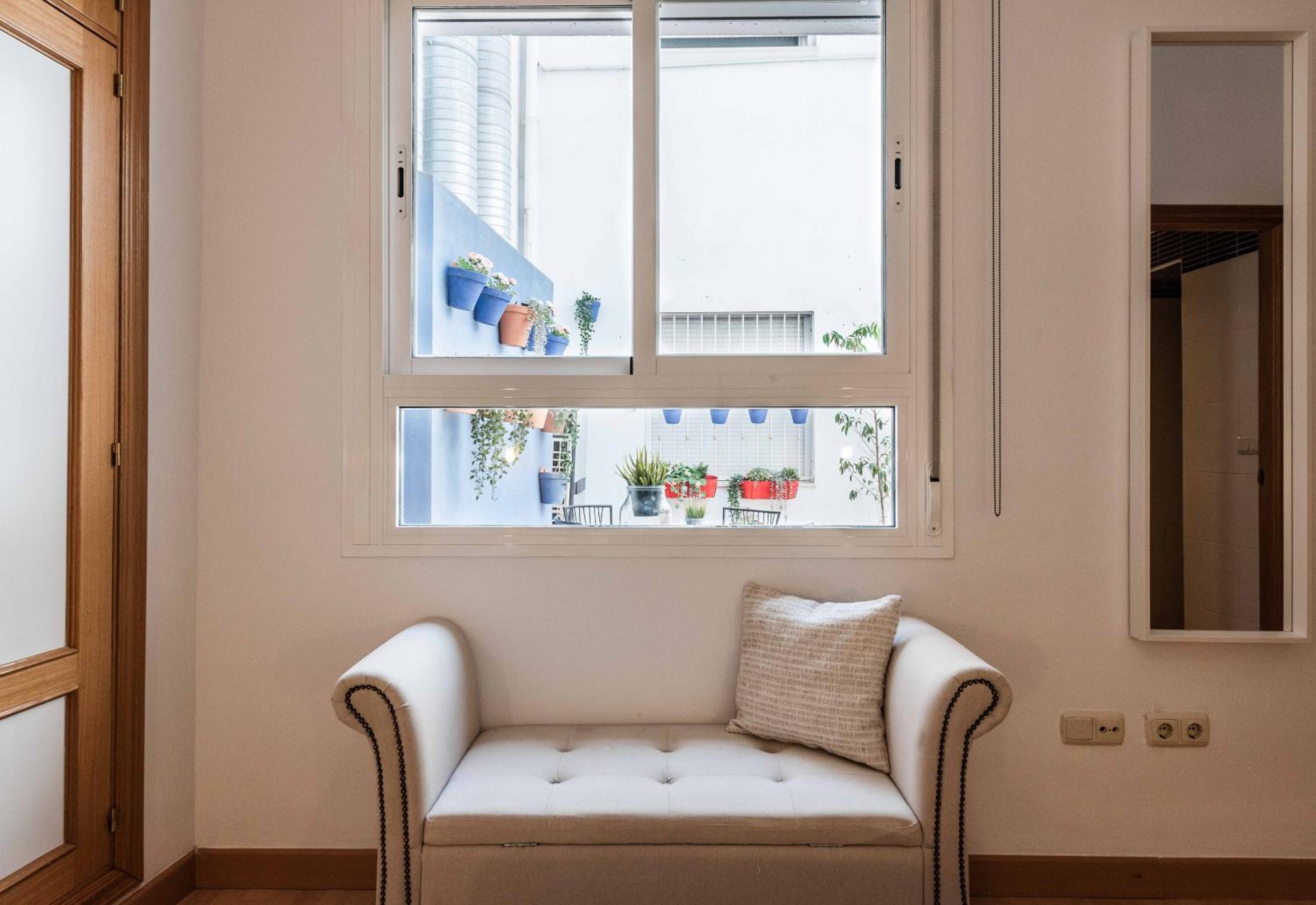 UrbanChicMalaga Historic Malaga with Quiet Patio