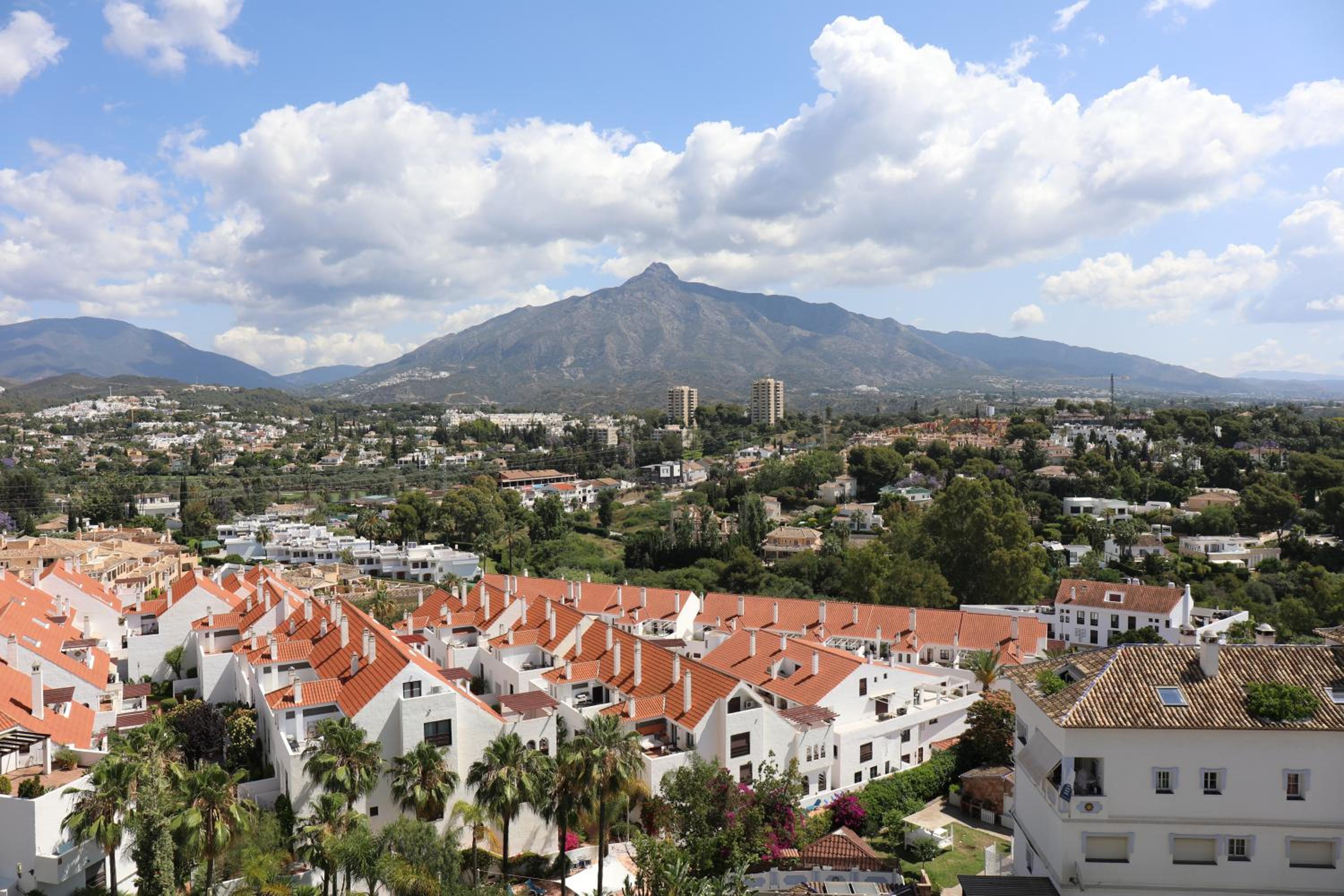 High-End 2 Bedroom Sea View Apartment in Puerto Banus view 3