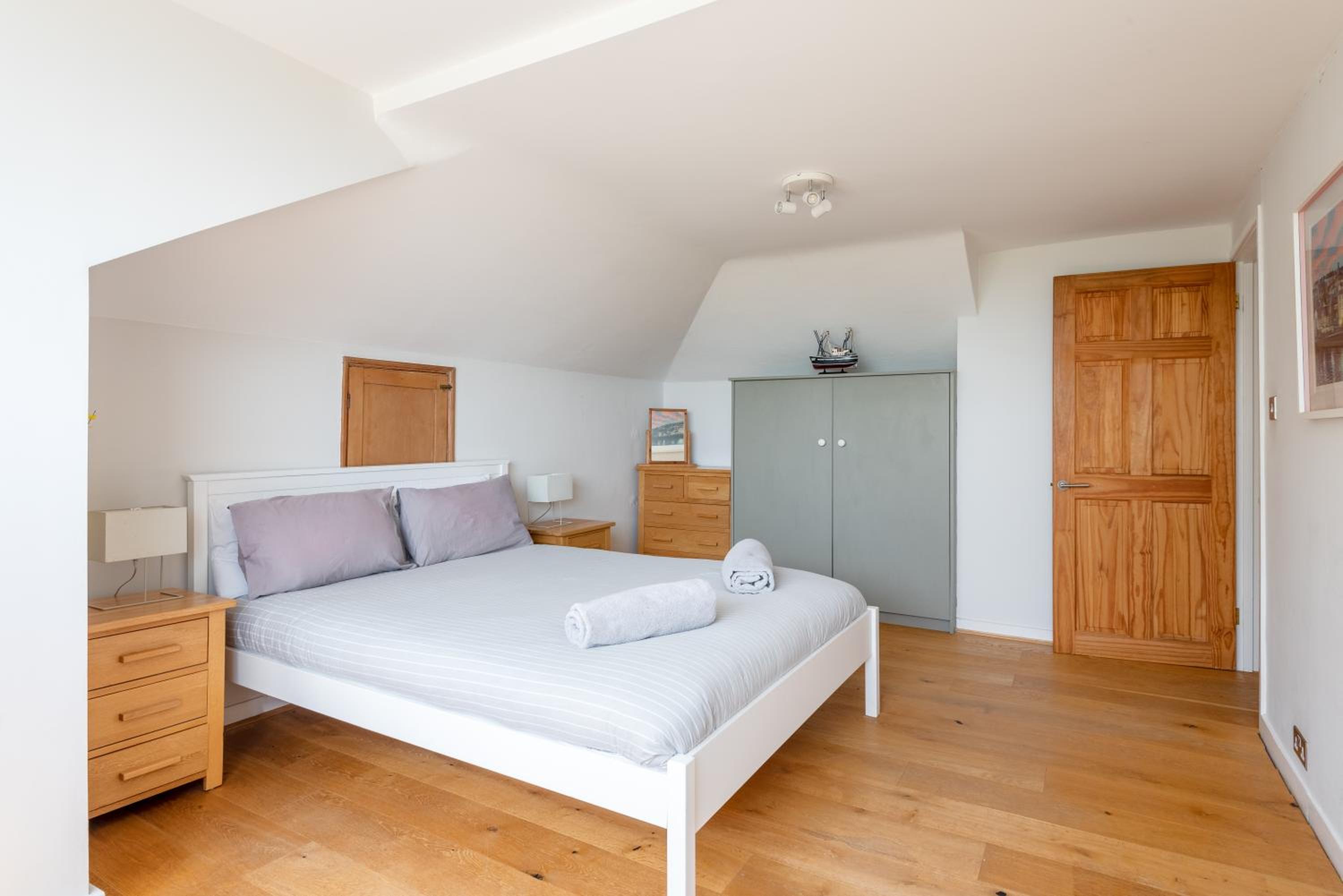 Manacles - Spacious flat near beach with sea views & parking view 4