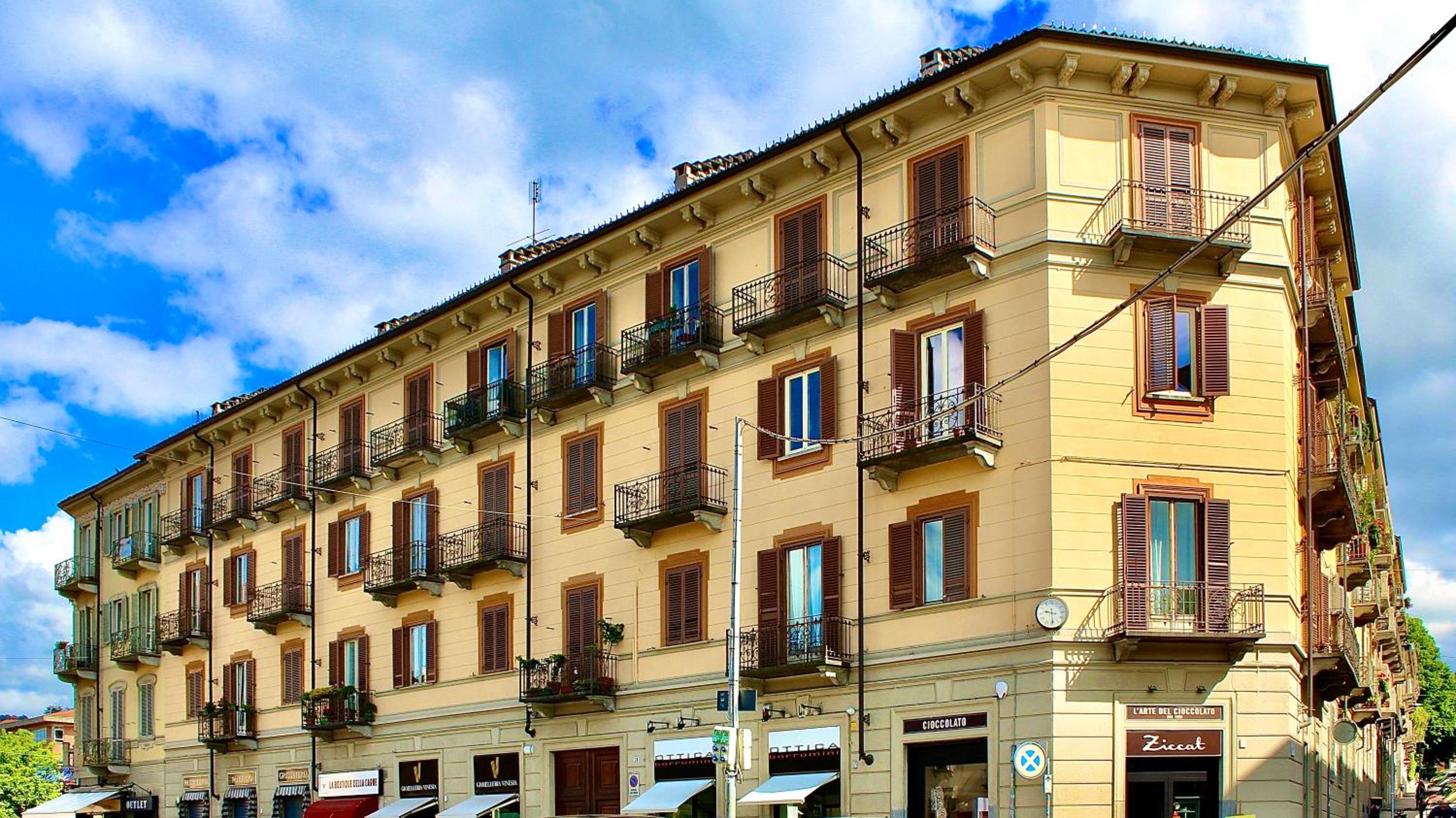 Exquisitely renovated and centrally located apartment with free parking view 3
