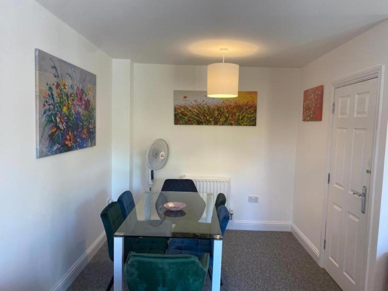 Warm & Cosy Homely 4 BDR Chesterton House w High Speed WIFI, Big Garden & Free Parking