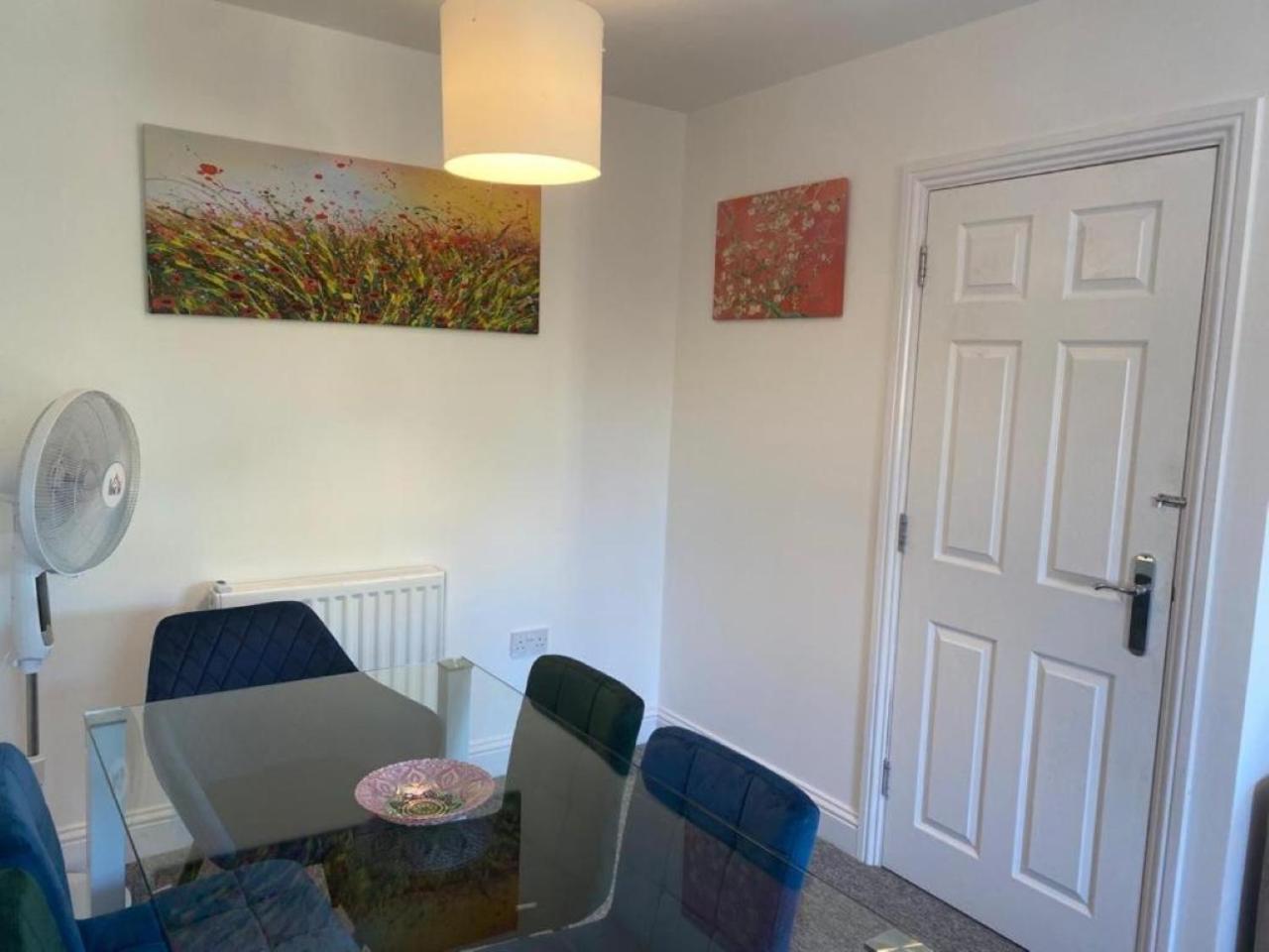 Warm & Cosy Homely 4 BDR Chesterton House w High Speed WIFI, Big Garden & Free Parking