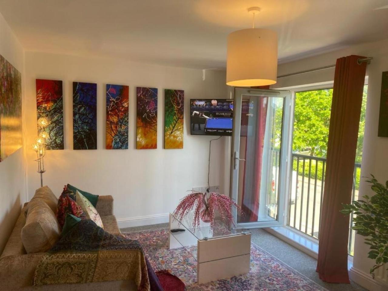Warm & Cosy Homely 4 BDR Chesterton House w High Speed WIFI, Big Garden & Free Parking
