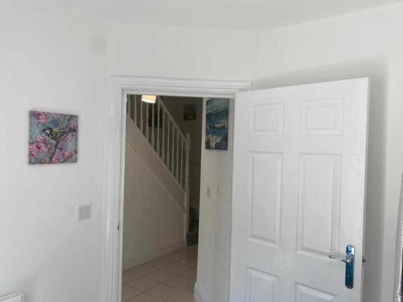 Warm & Cosy Homely 4 BDR Chesterton House w High Speed WIFI, Big Garden & Free Parking