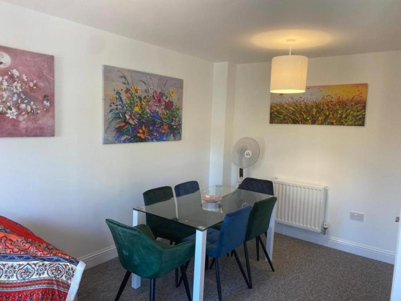 Warm & Cosy Homely 4 BDR Chesterton House w High Speed WIFI, Big Garden & Free Parking