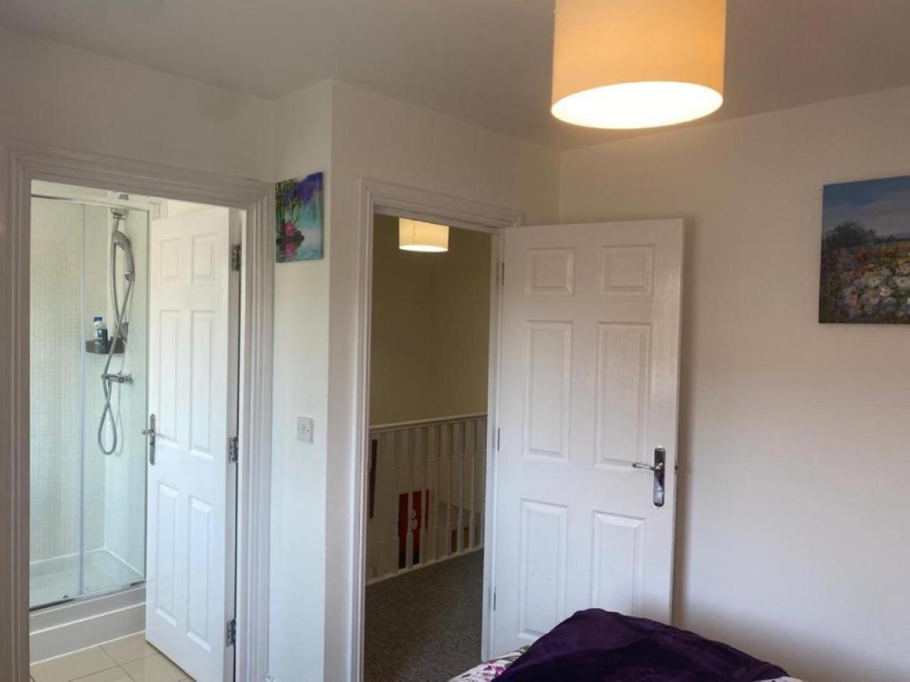 Warm & Cosy Homely 4 BDR Chesterton House w High Speed WIFI, Big Garden & Free Parking