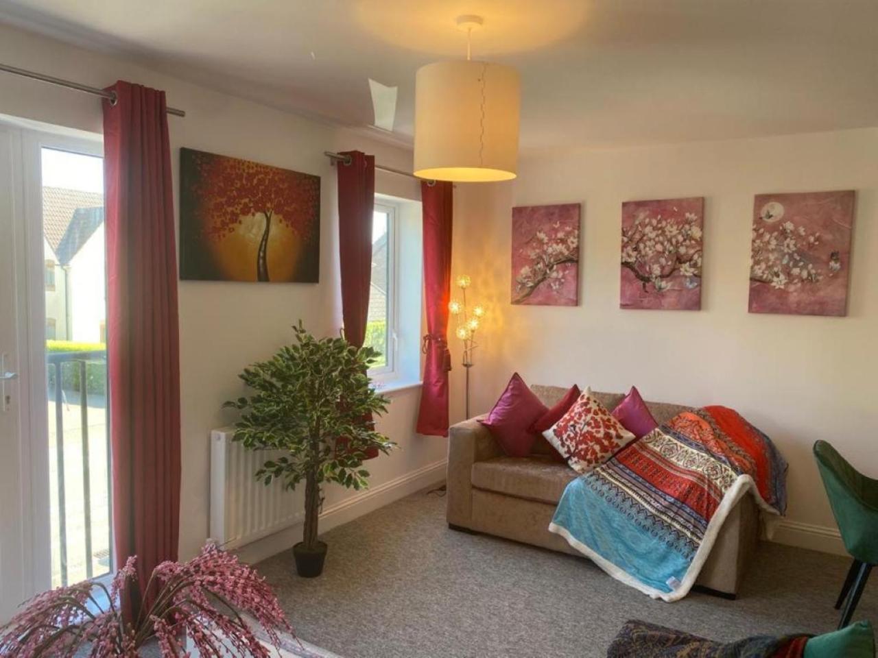Warm & Cosy Homely 4 BDR Chesterton House w High Speed WIFI, Big Garden & Free Parking