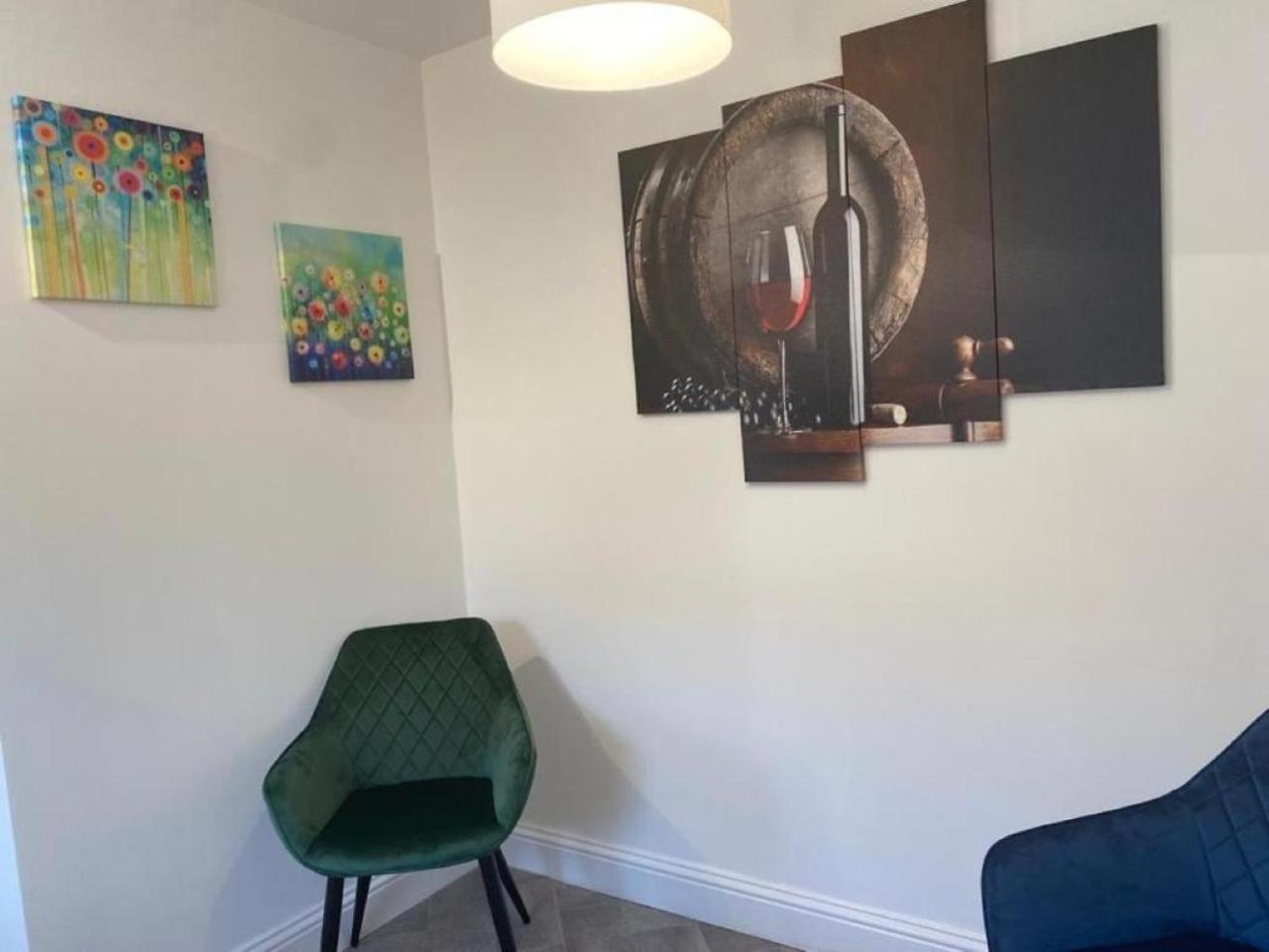 Warm & Cosy Homely 4 BDR Chesterton House w High Speed WIFI, Big Garden & Free Parking