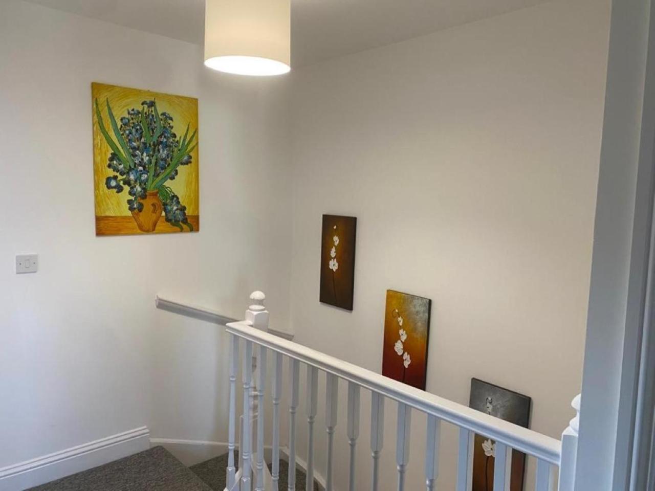 Warm & Cosy Homely 4 BDR Chesterton House w High Speed WIFI, Big Garden & Free Parking