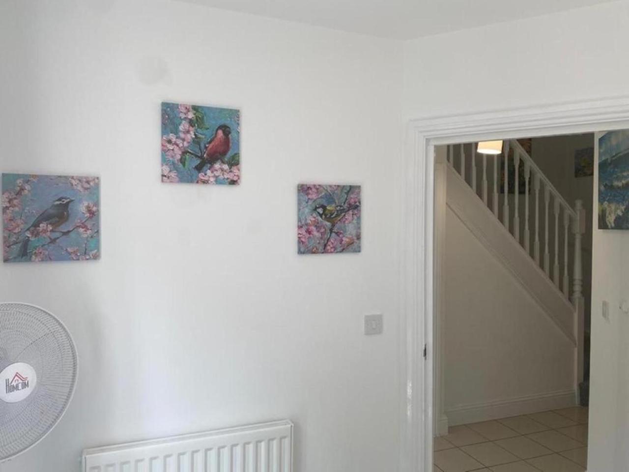 Warm & Cosy Homely 4 BDR Chesterton House w High Speed WIFI, Big Garden & Free Parking
