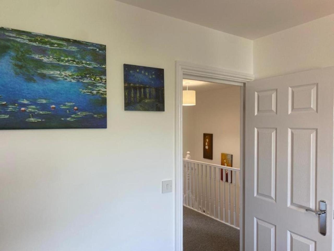Warm & Cosy Homely 4 BDR Chesterton House w High Speed WIFI, Big Garden & Free Parking
