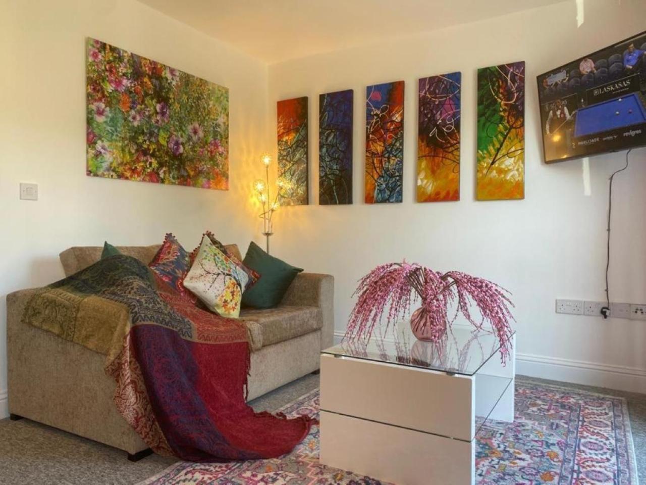 Warm & Cosy Homely 4 BDR Chesterton House w High Speed WIFI, Big Garden & Free Parking