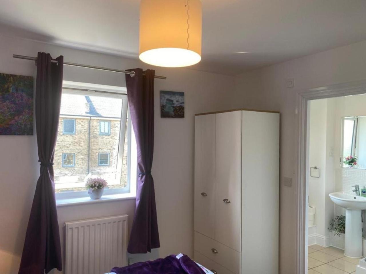 Warm & Cosy Homely 4 BDR Chesterton House w High Speed WIFI, Big Garden & Free Parking