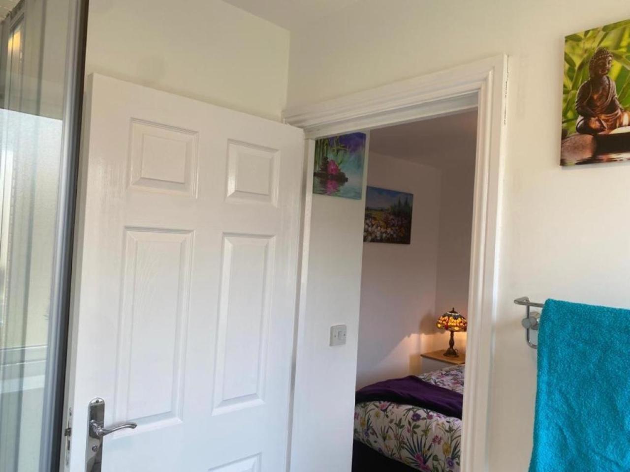 Warm & Cosy Homely 4 BDR Chesterton House w High Speed WIFI, Big Garden & Free Parking