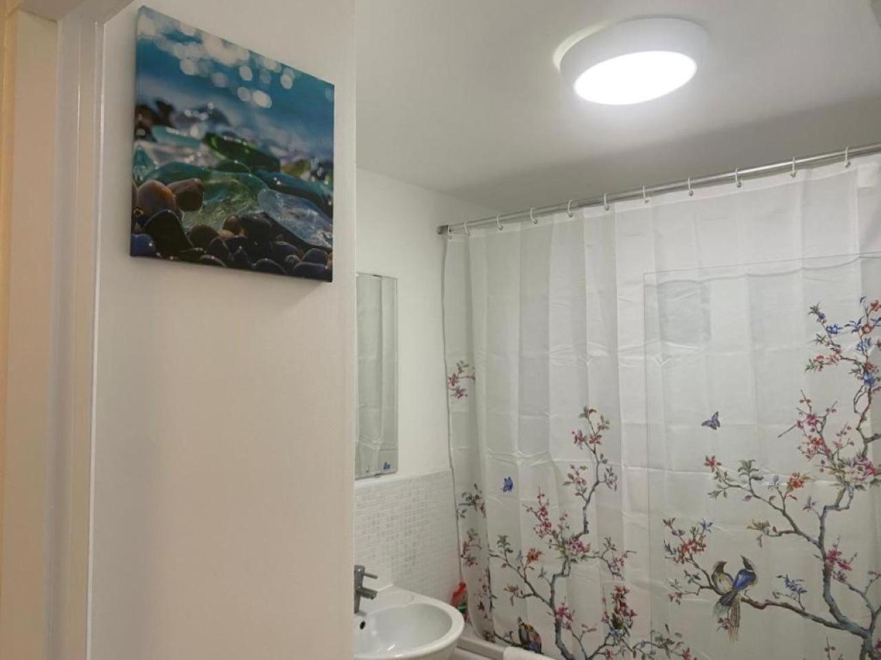 Warm & Cosy Homely 4 BDR Chesterton House w High Speed WIFI, Big Garden & Free Parking