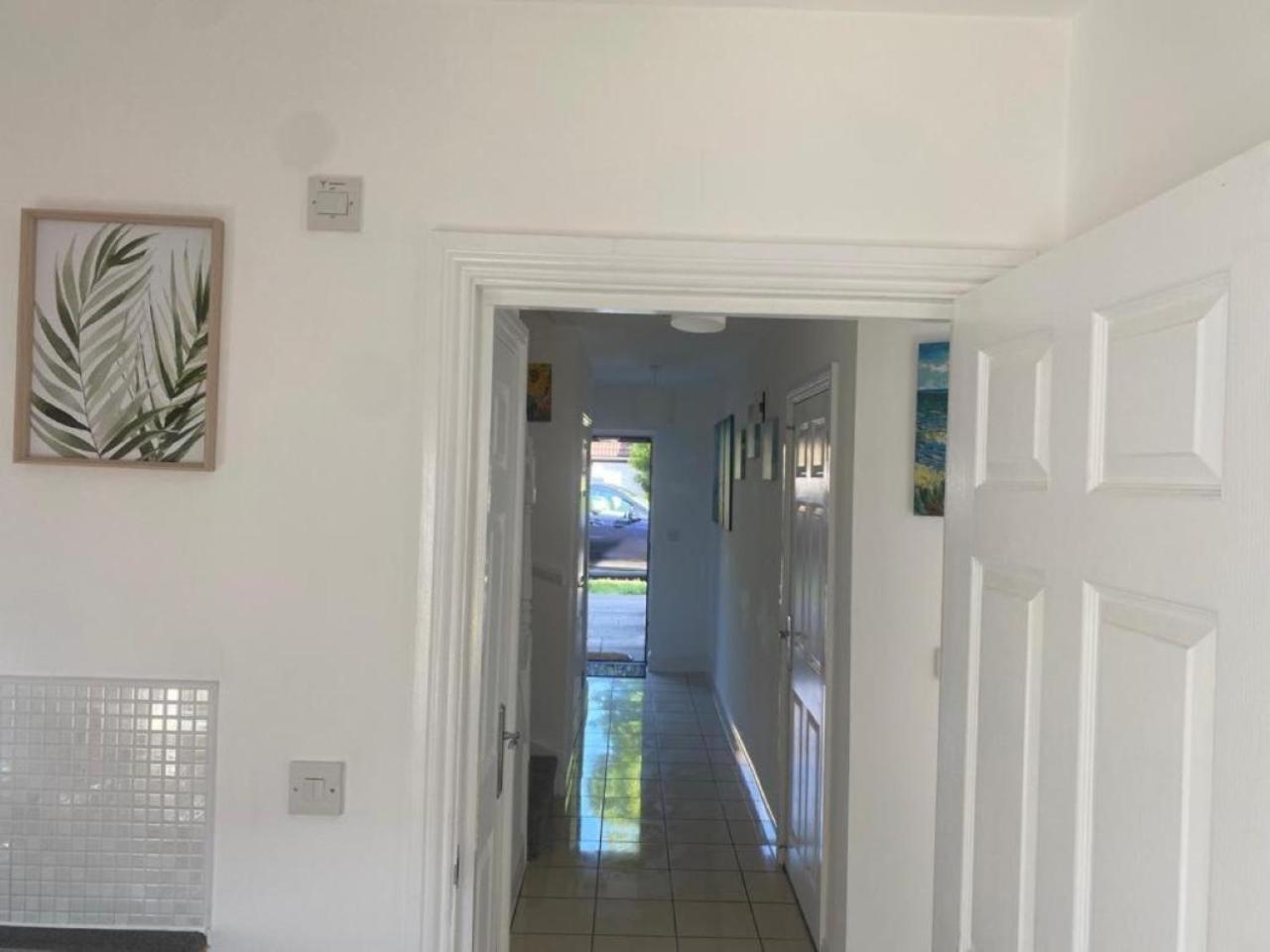 Warm & Cosy Homely 4 BDR Chesterton House w High Speed WIFI, Big Garden & Free Parking