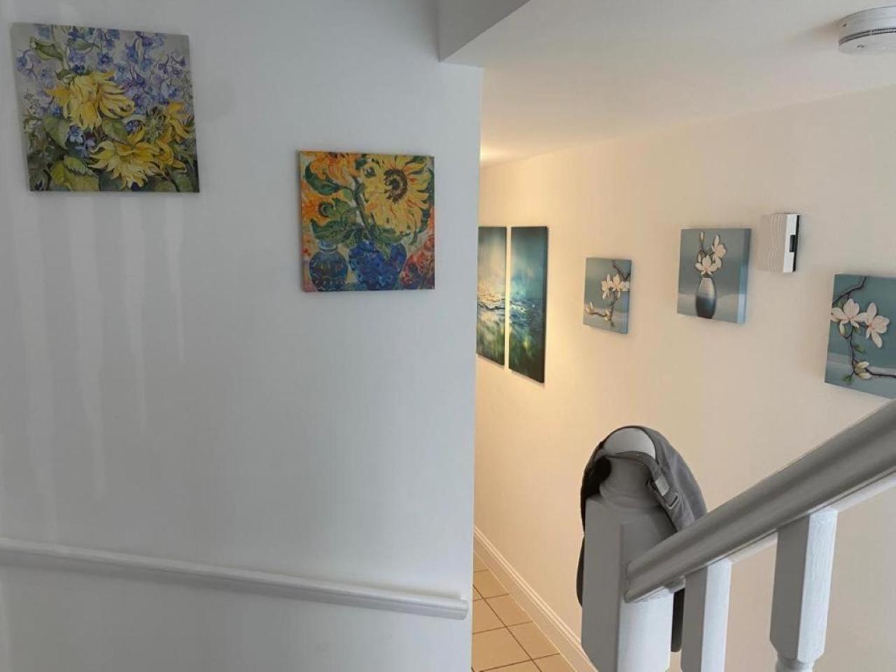 Warm & Cosy Homely 4 BDR Chesterton House w High Speed WIFI, Big Garden & Free Parking