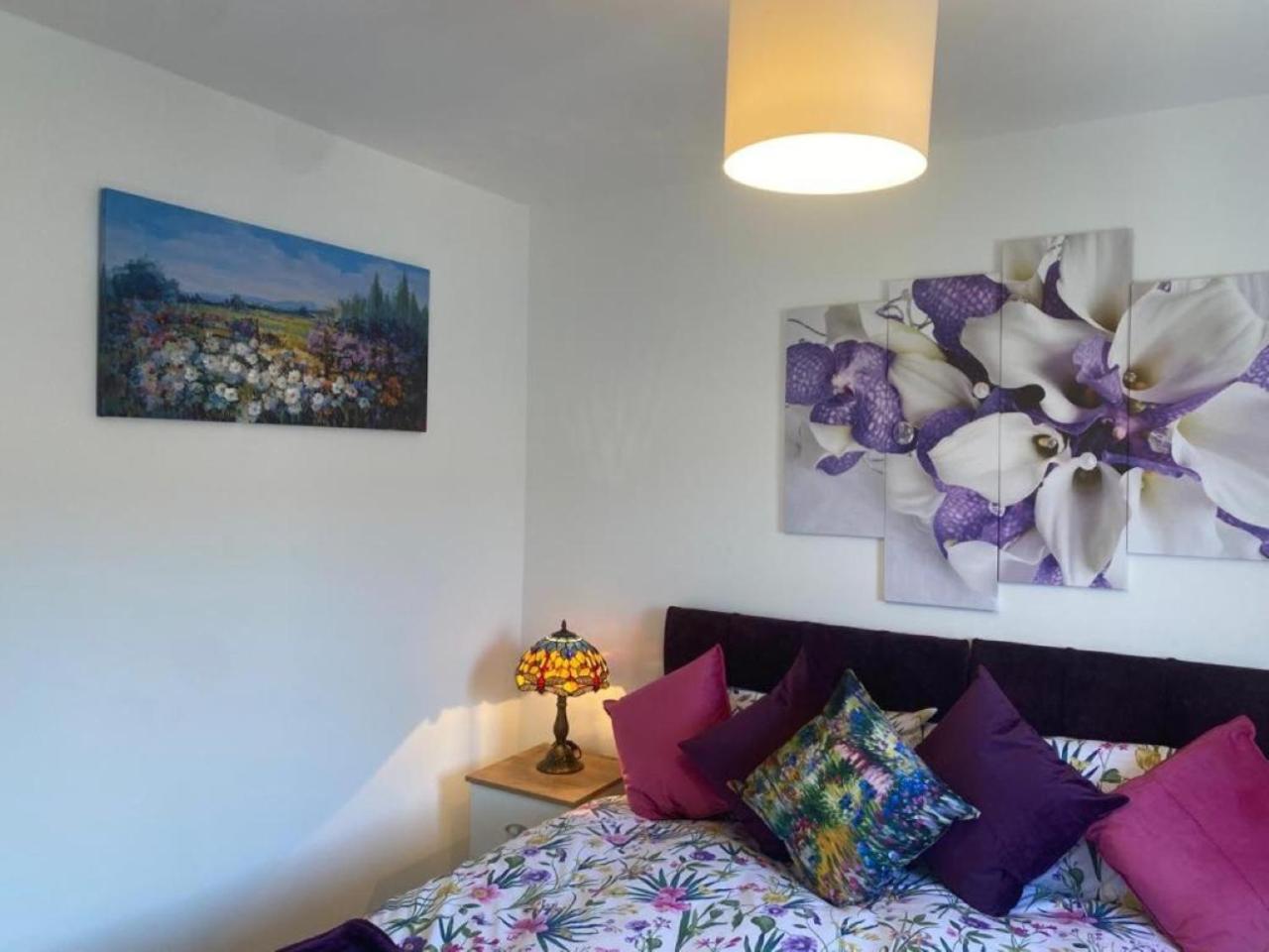Warm & Cosy Homely 4 BDR Chesterton House w High Speed WIFI, Big Garden & Free Parking