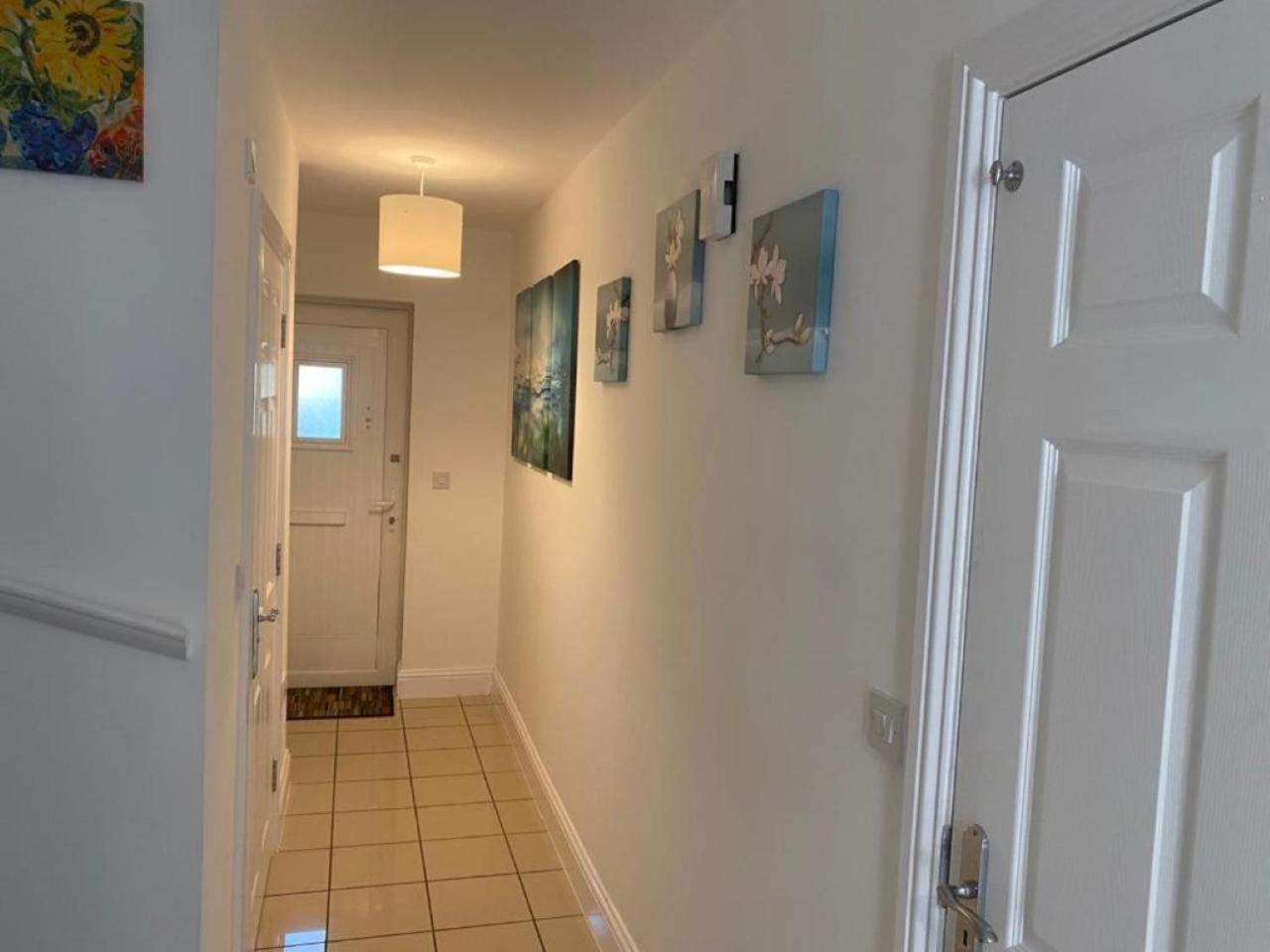 Warm & Cosy Homely 4 BDR Chesterton House w High Speed WIFI, Big Garden & Free Parking