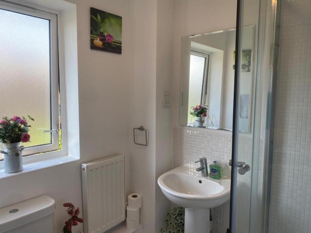 Warm & Cosy Homely 4 BDR Chesterton House w High Speed WIFI, Big Garden & Free Parking