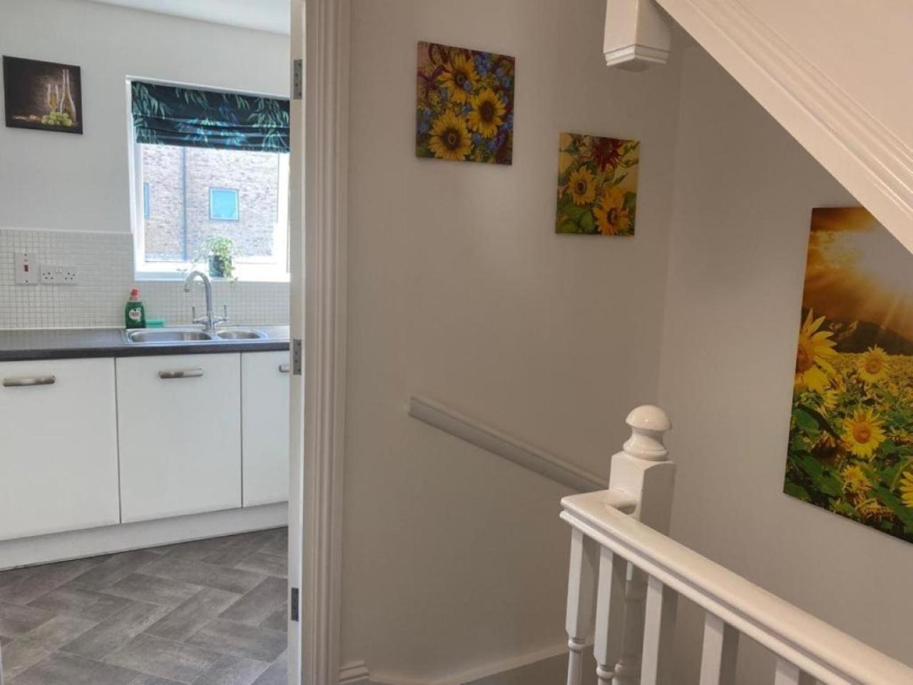 Warm & Cosy Homely 4 BDR Chesterton House w High Speed WIFI, Big Garden & Free Parking