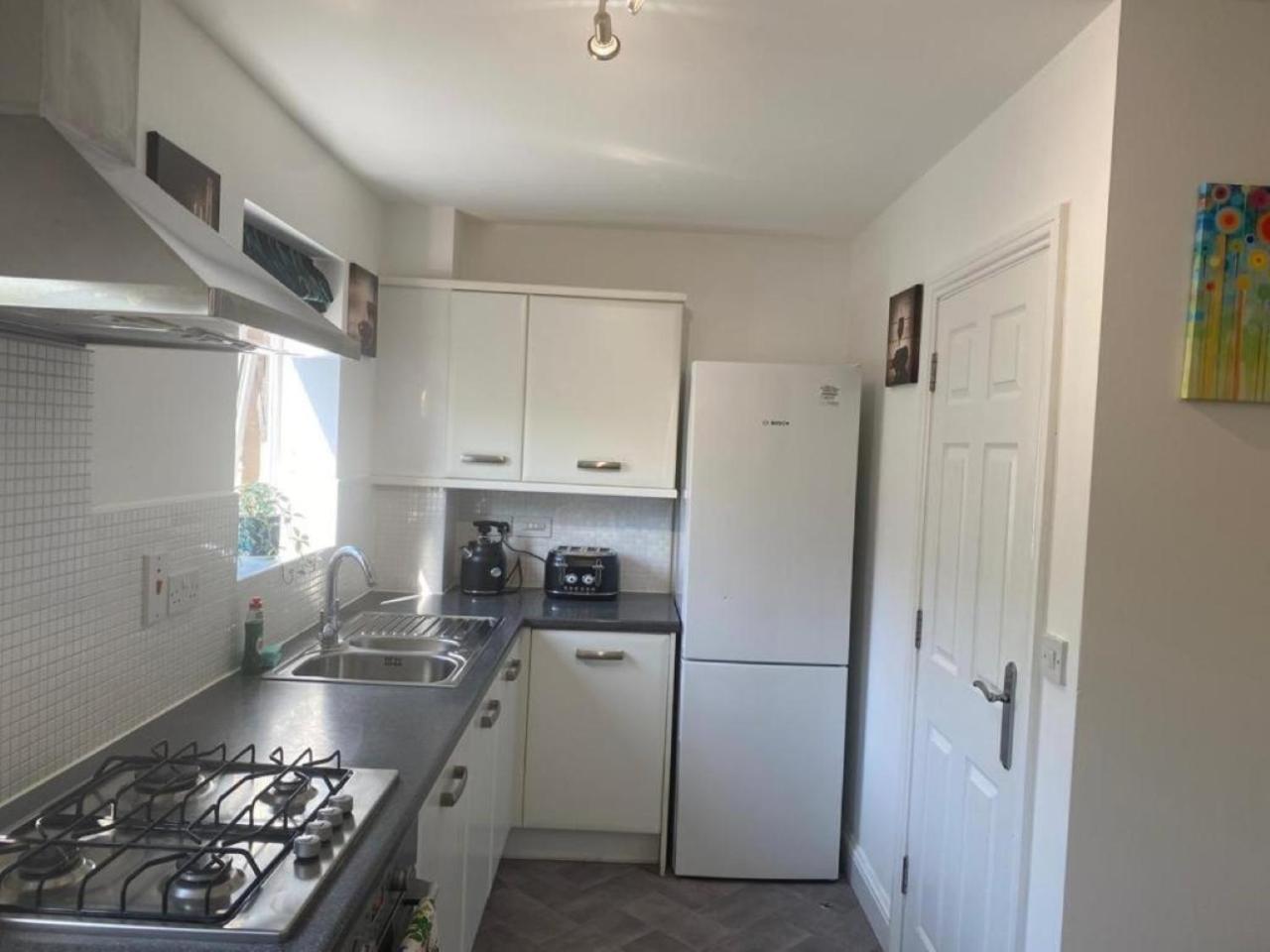 Warm & Cosy Homely 4 BDR Chesterton House w High Speed WIFI, Big Garden & Free Parking